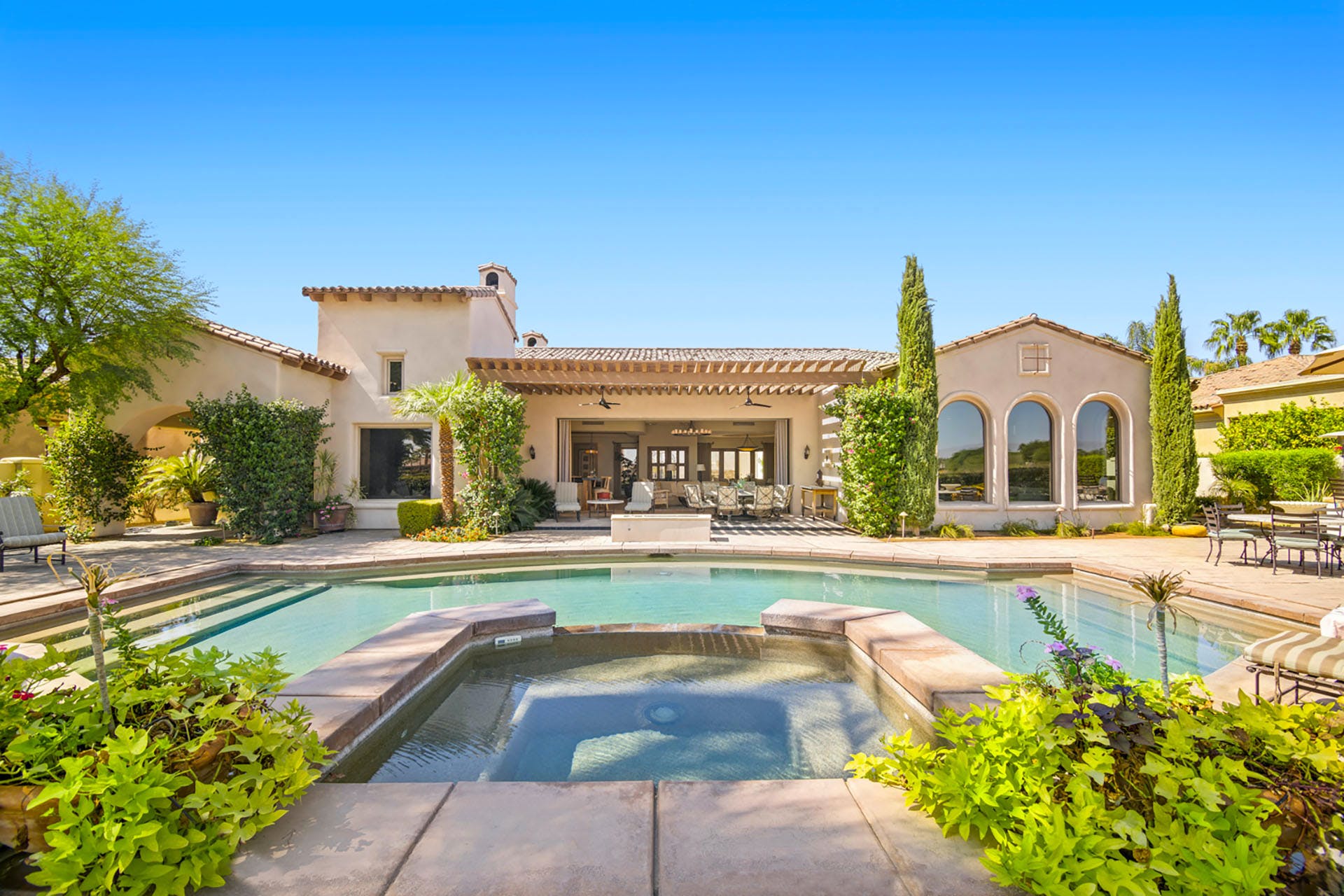 Villa Ocotillo La Quinta: Spacious 4-Bedroom Apartment with Heated Pool and Hot Tub, La Quinta