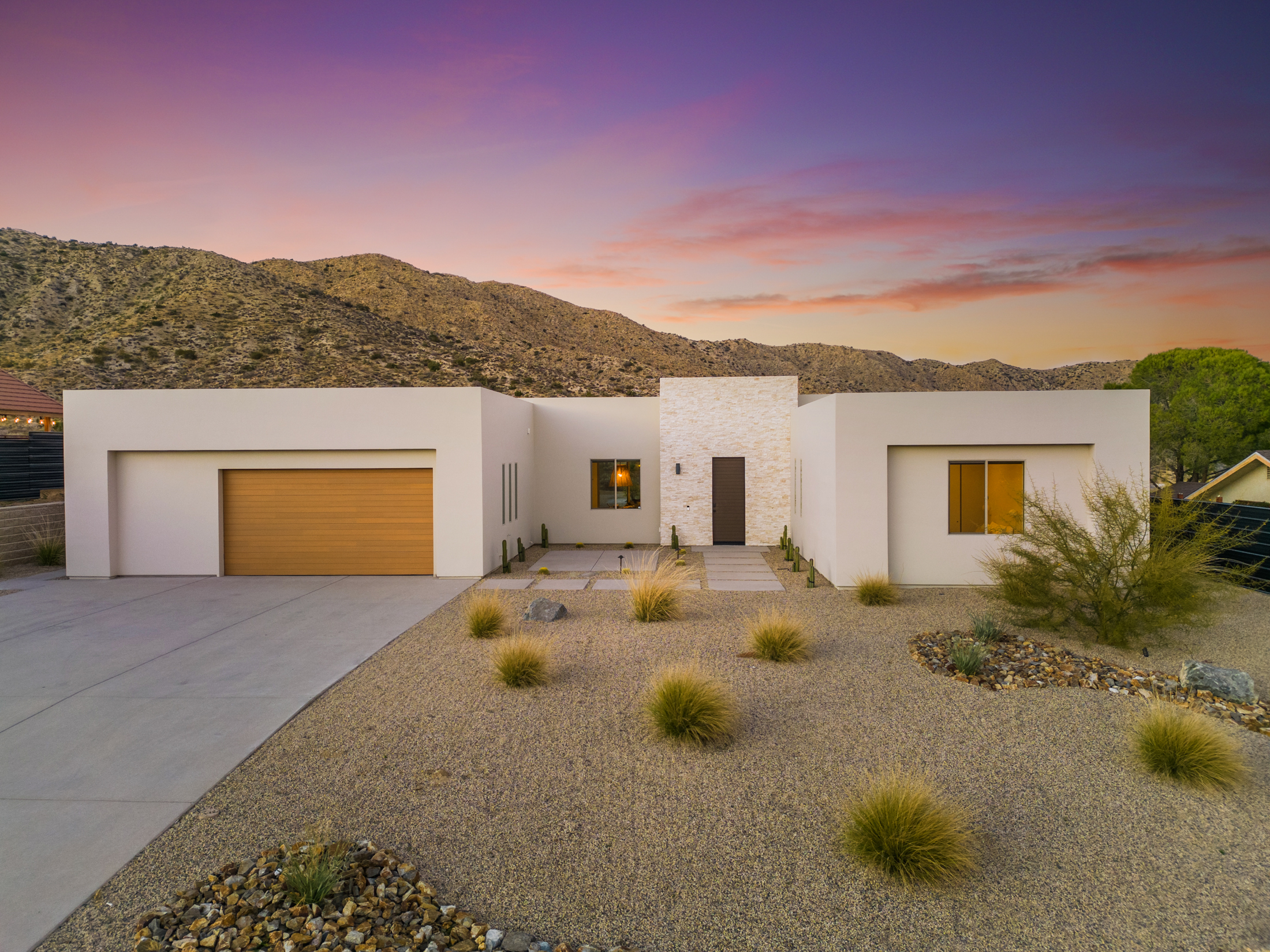 Villa Alba Sawtooth Yucca Valley: Luxury 3-Bedroom Villa with Heated Pool and Hot Tub, Yucca Valley