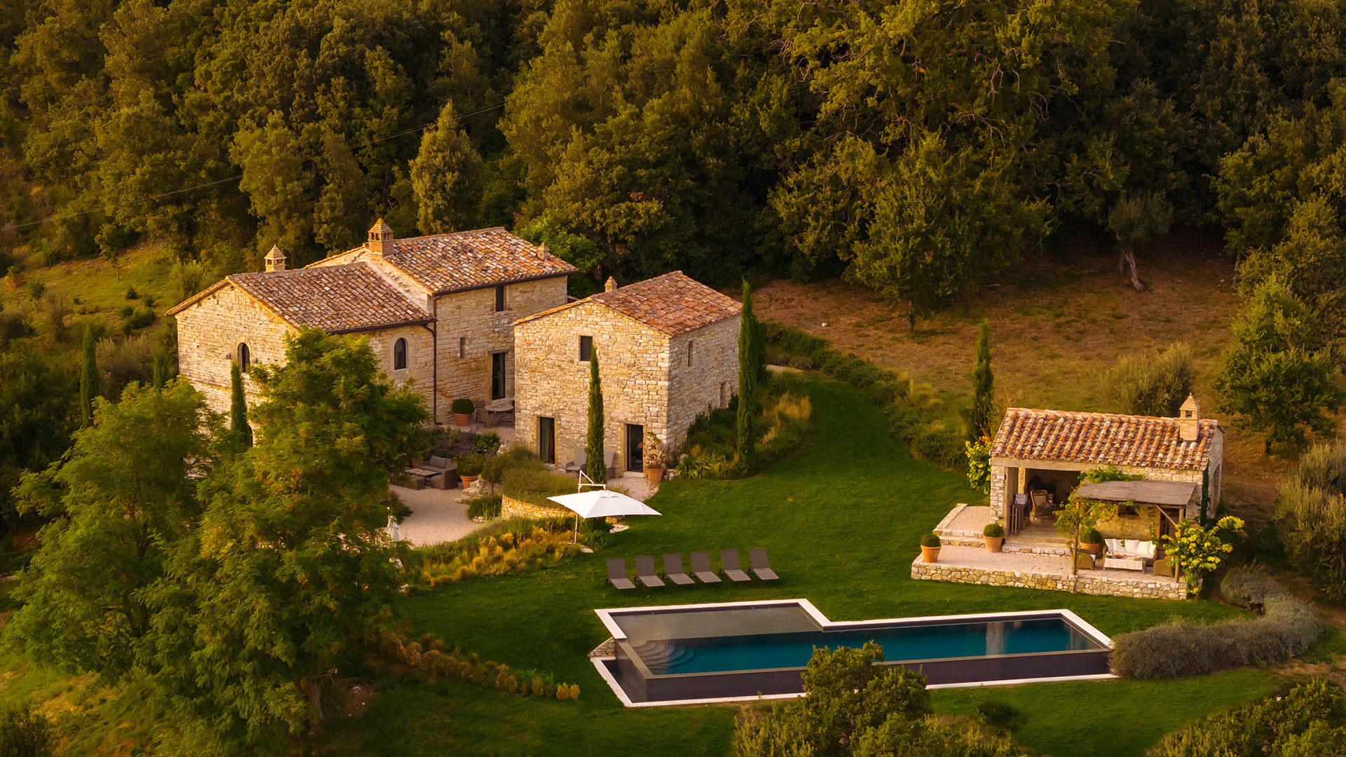 Villa Crepuscolo Montecorneo Perugia: Luxury 4-Bedroom Villa with Swimming Pool, Perugia