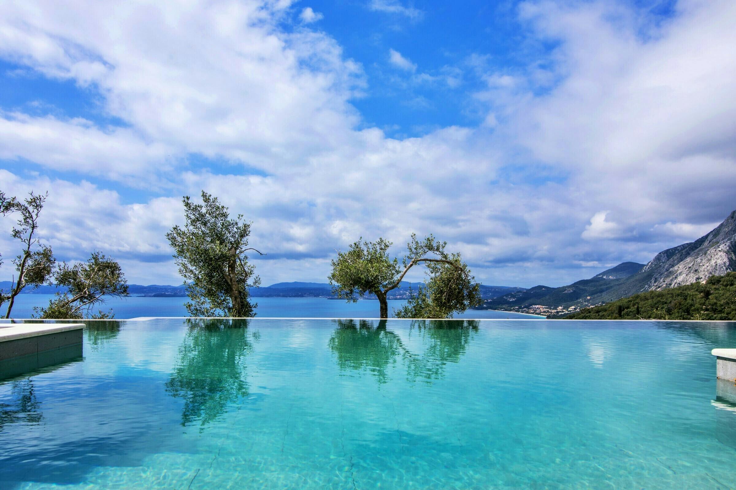 Villa Pantokrator Barbati: Elegant 2-Bedroom Villa with Infinity Pool, Barbati, Corfu