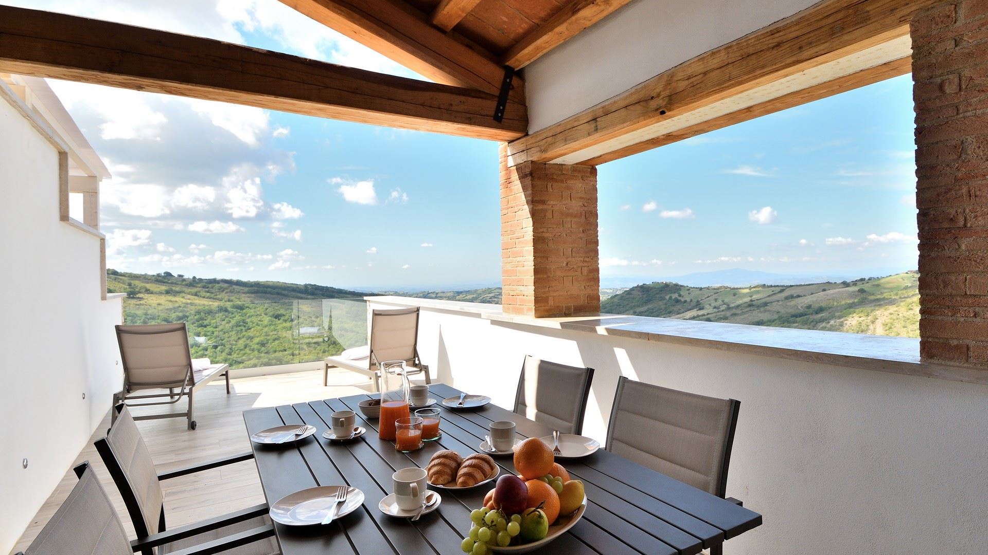 Villa Poggio Roccalbegna: Luxury 2-Bedroom Villa with Private Hot Tub and Pool, Tuscany South
