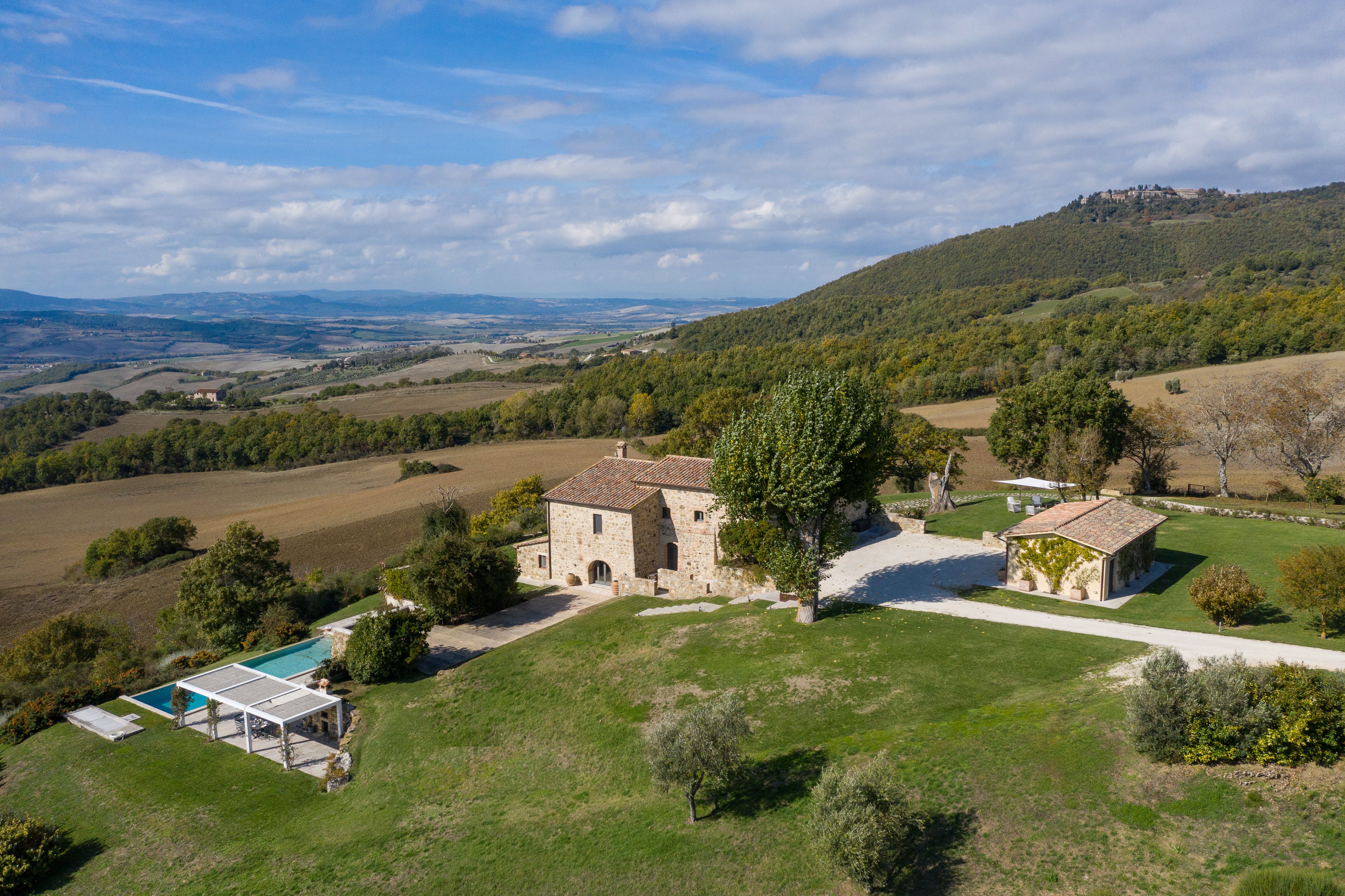 Villa Smeraldo Montepescini Sarteano: Luxury 6-Bedroom Villa with Infinity Pool in Sarteano, Tuscany