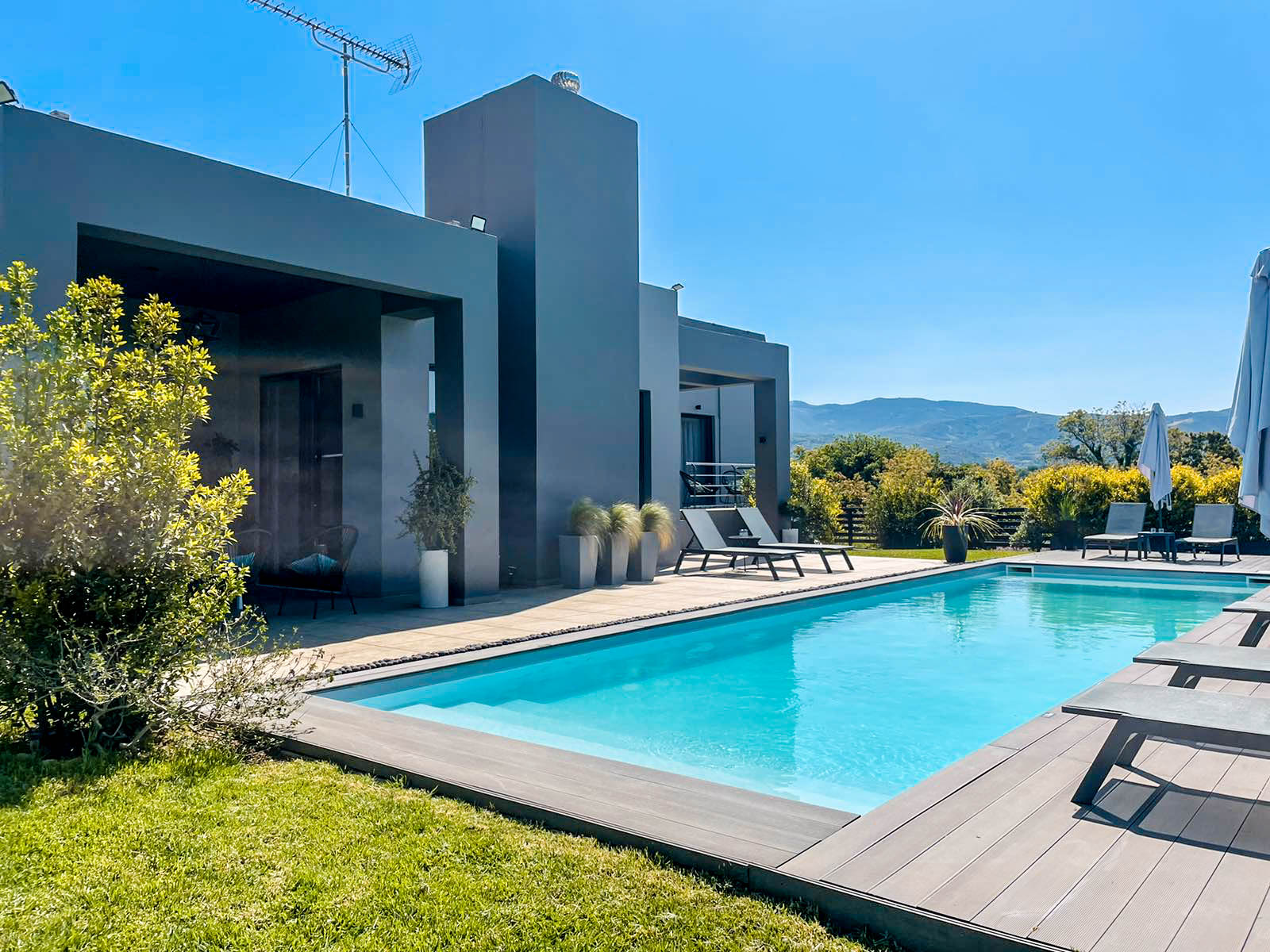 Villa Prassino Alikianos: Spacious 6-Bedroom Apartment with Air-Con and Family Facilities, Crete