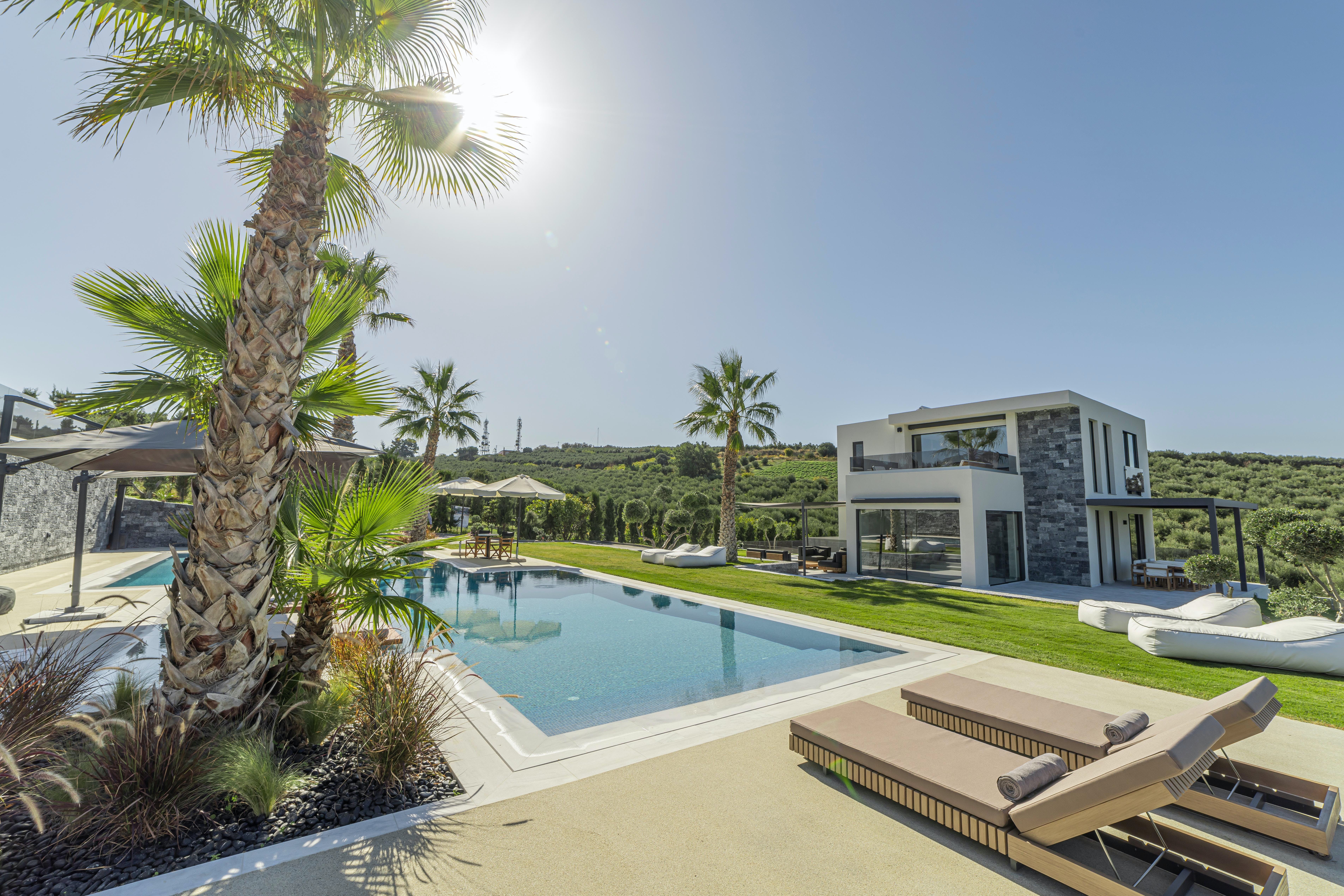 Villa Auge Loutra Heraklion Town: Spacious 6-Bedroom Luxury Villa with Tennis Court and Pool, Heraklion