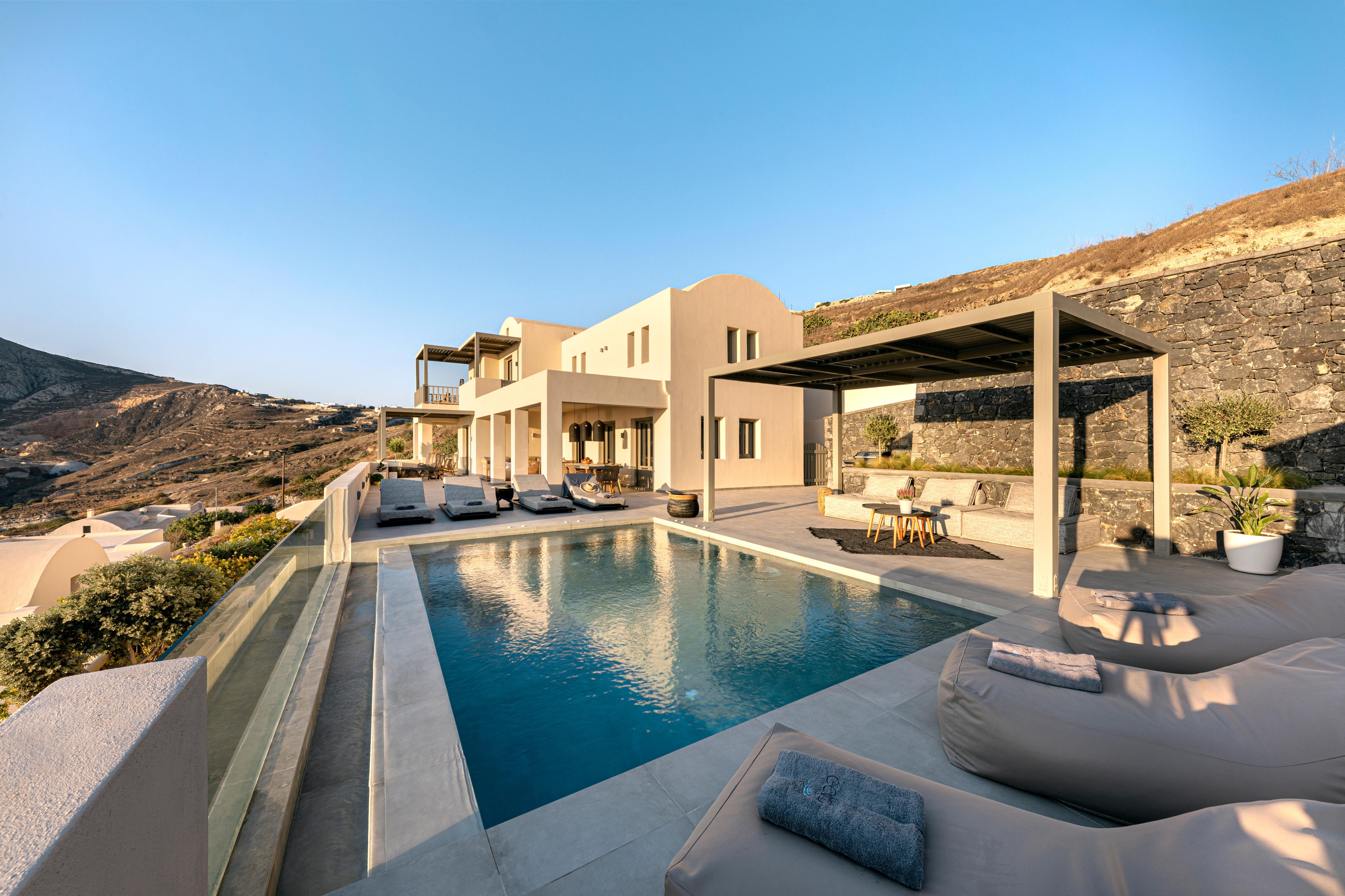 Villa Kyanos Vlychada Santorini: 5-Bedroom Luxury Apartment with Heated Pool and Sea Views, Santorini
