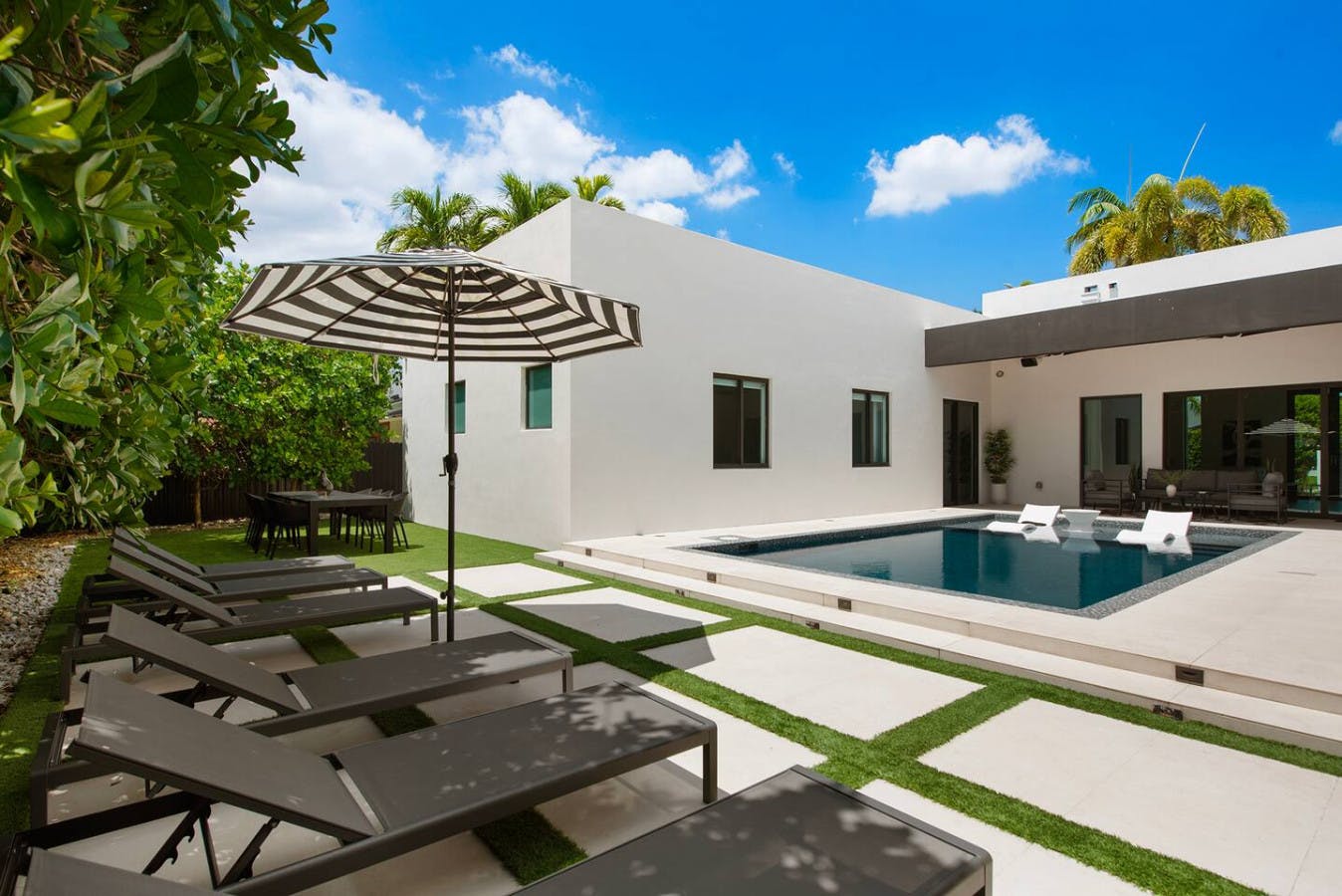 Villa Autan Cocoplum Miami: Luxury 5-Bedroom Villa with Private Pool and Sea Views, Miami
