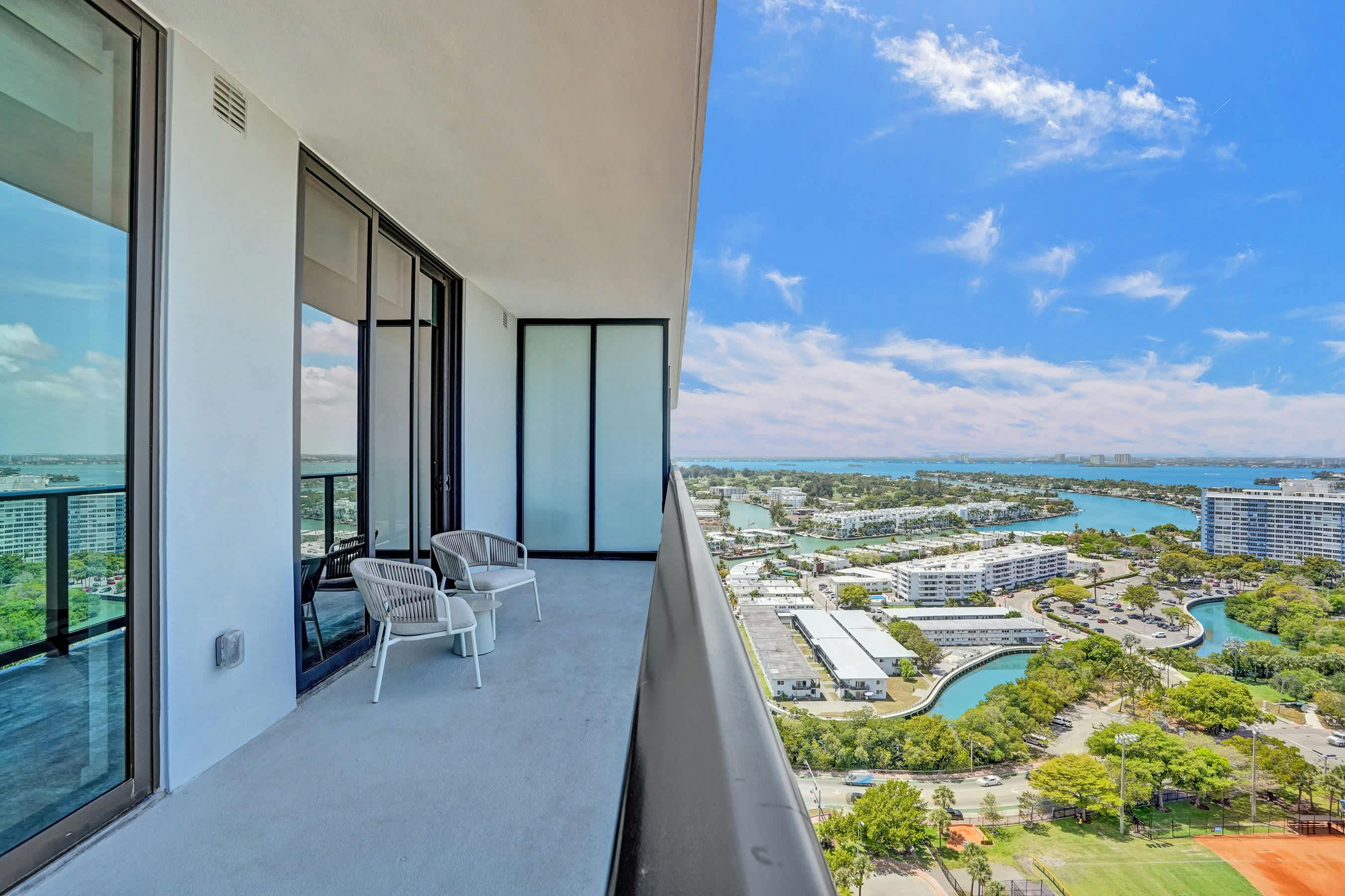 Villa Sabal Surfside: Luxury 2-Bedroom Apartment with Pool and Beach Access, Surfside