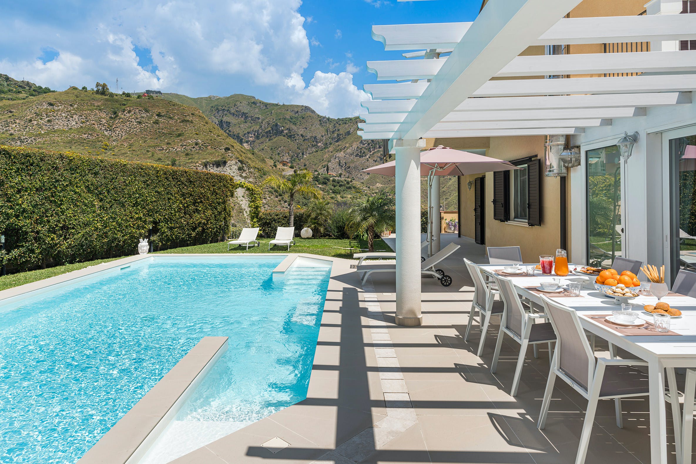 Villa Vermiglio Mazzarò Taormina: Elegant 4-Bedroom Apartment with Sea Views, Taormina