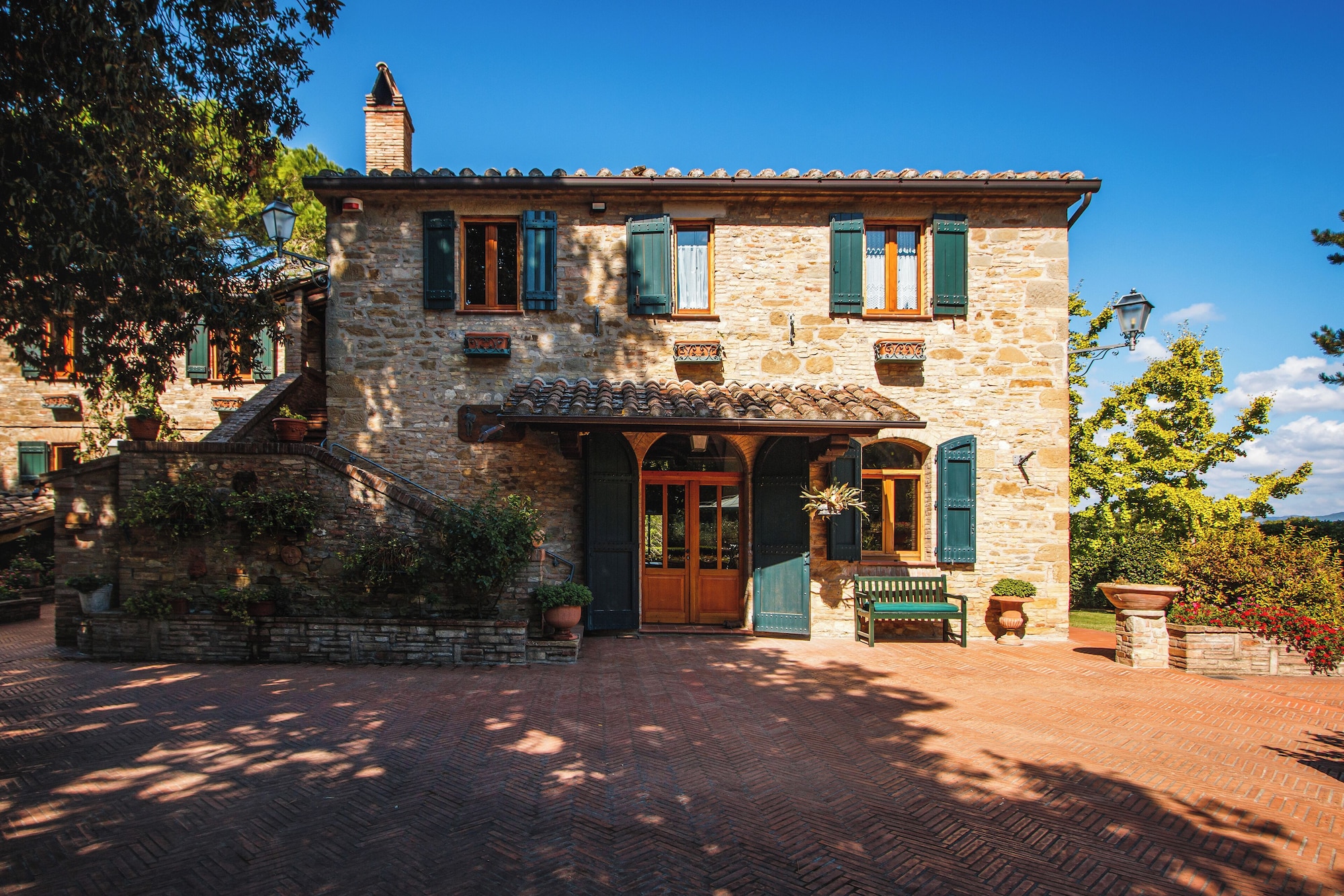 Villa Alba Collestrada Perugia: 5-Bedroom Luxury Apartment with Pool and Tennis Court, Perugia
