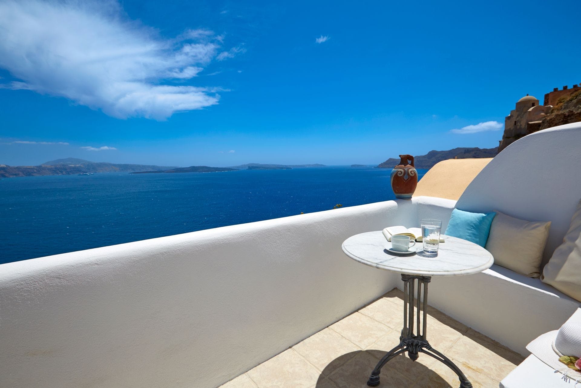 Villa Thira Kamari: Chic 1-Bedroom Apartment with Hot Tub and Sea Views, Santorini