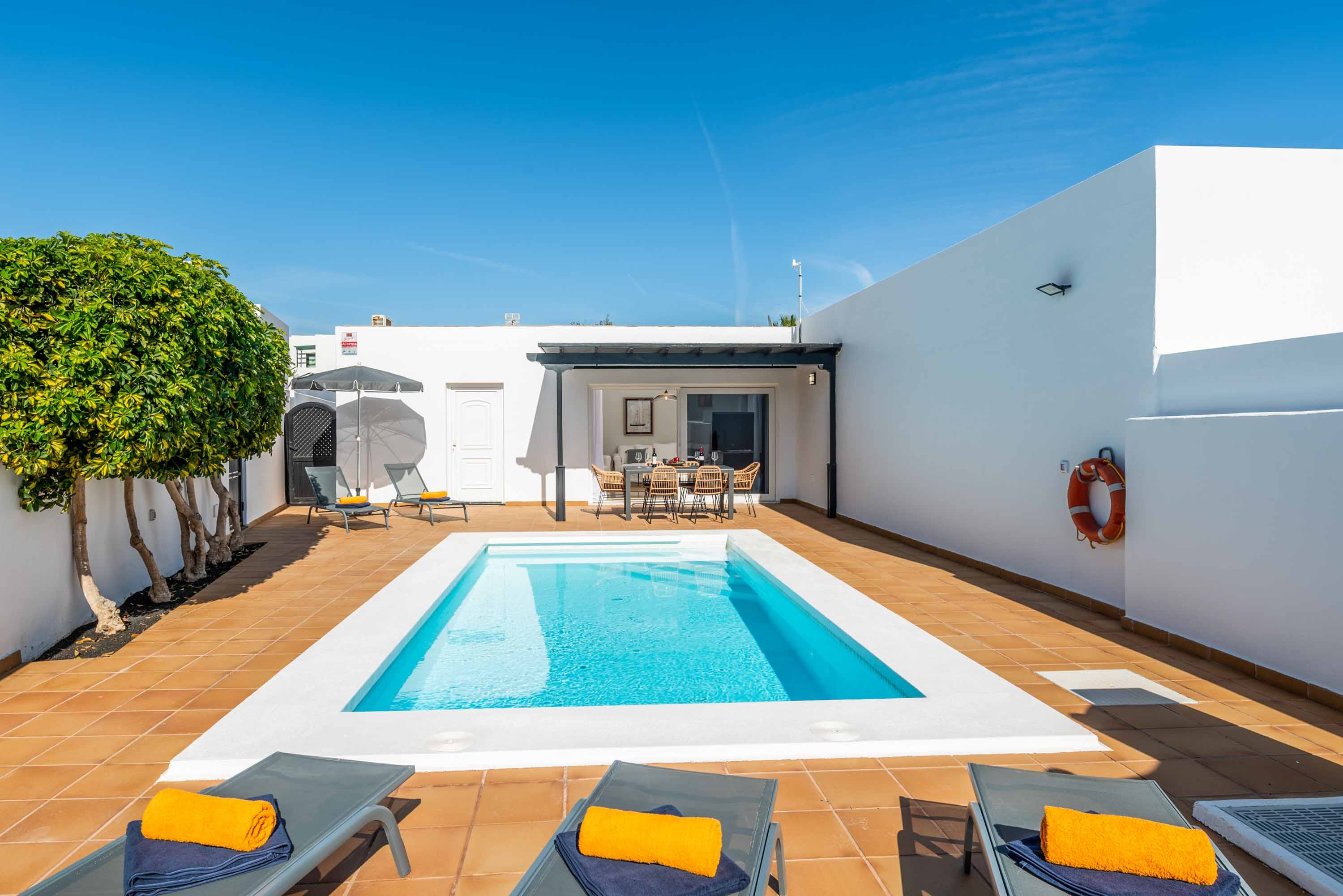 Villa Timanfaya Las Palmas: Luxury 3-Bedroom Apartment with Private Pool and Sea Views, Las Palmas