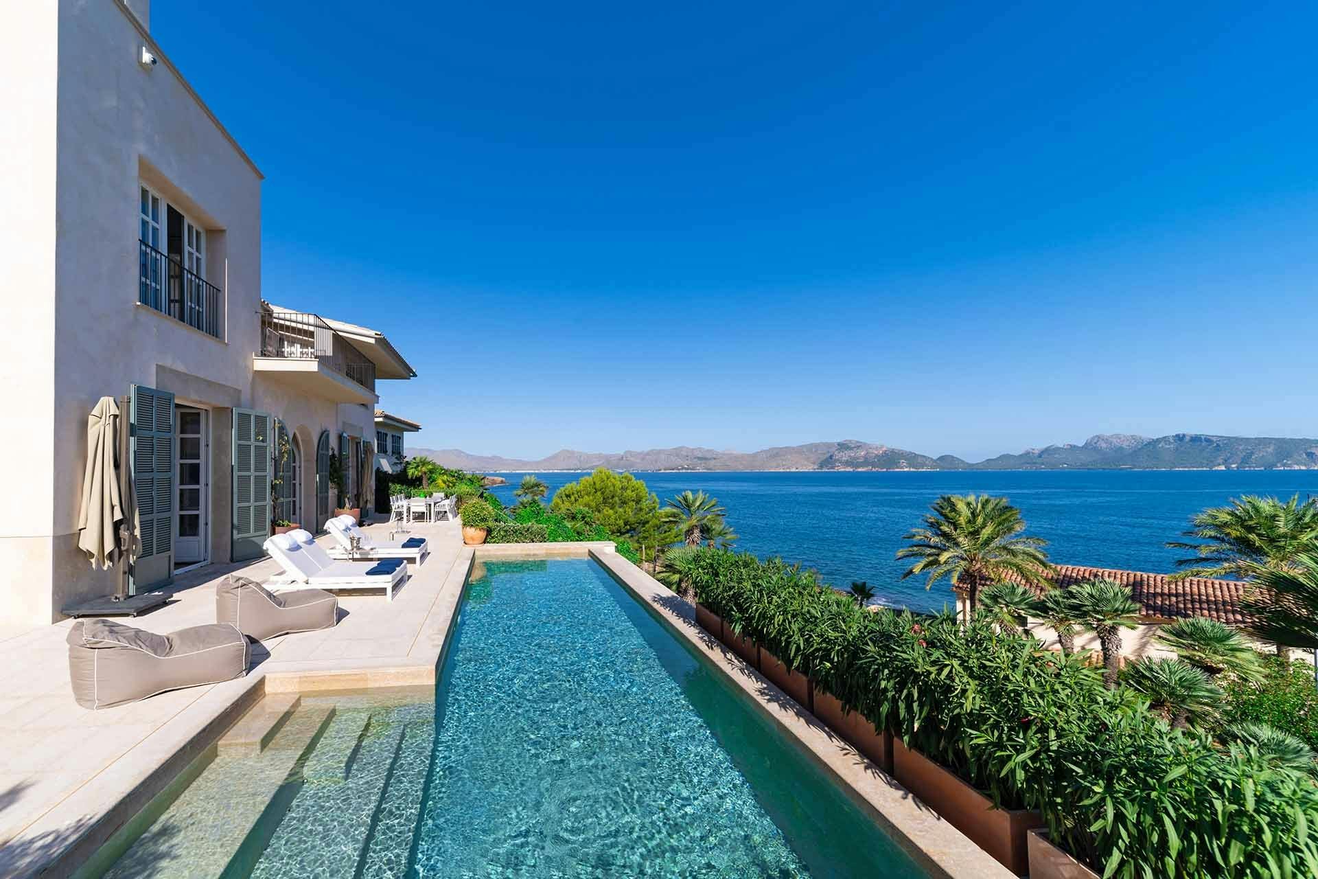 Villa Solano Alcudia S’Hort Alcudia: Luxury 5-Bedroom Villa with Infinity Pool and Sea Views, Alcudia