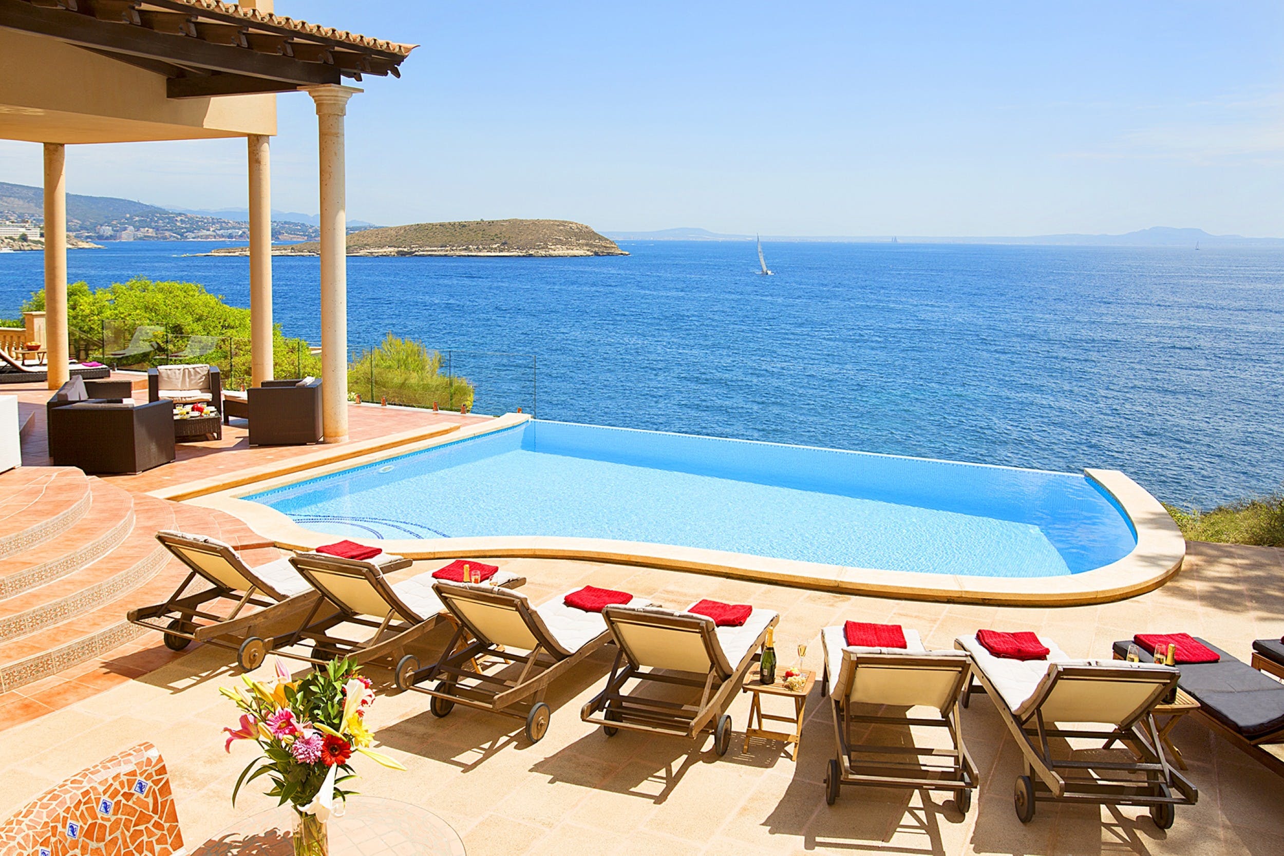 Villa Llevant Son Caliu Magaluf: Spacious 5-Bedroom Apartment with Infinity Pool and Sea Views, Magaluf
