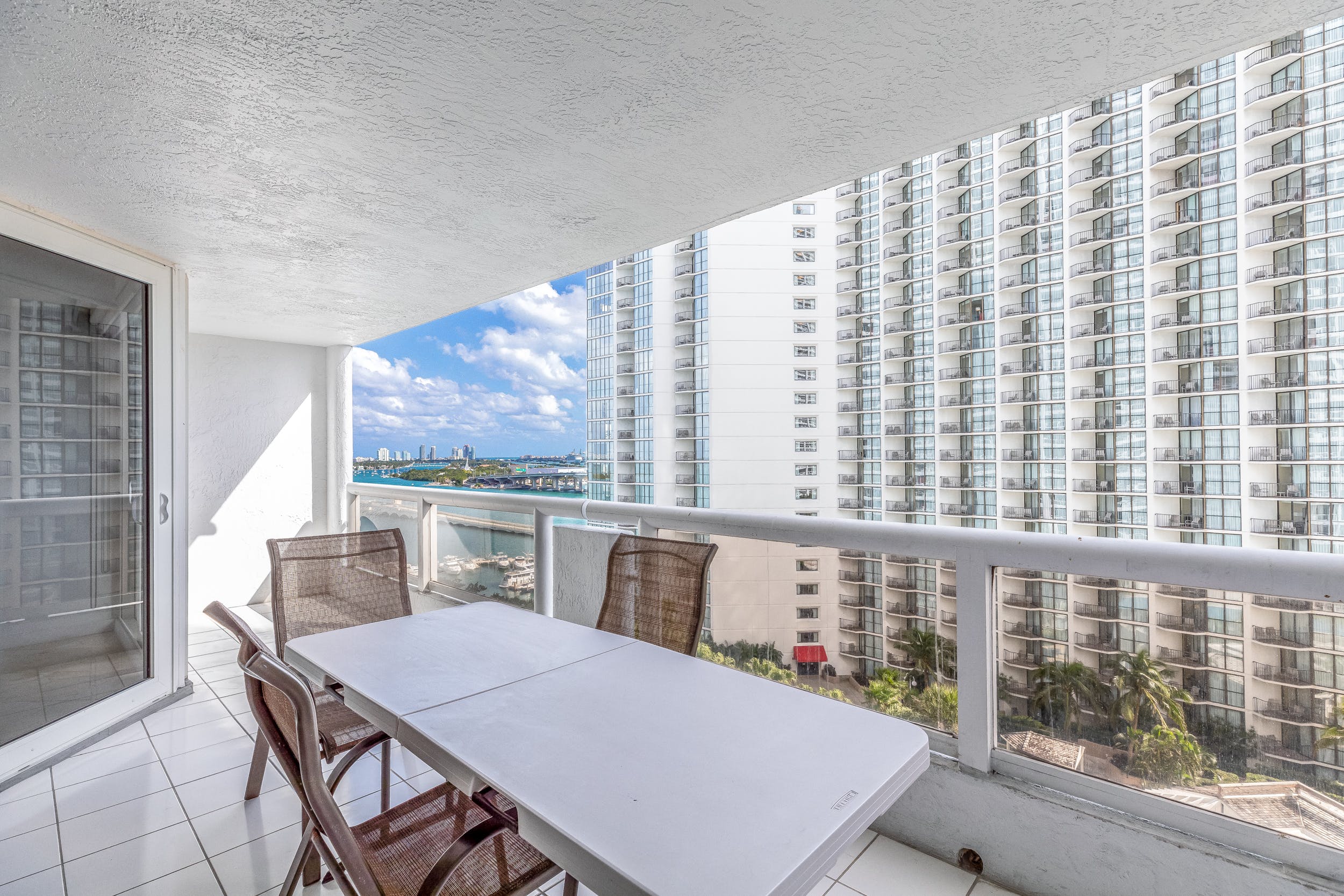 Villa Vizcaya Miami: Luxury 3-Bedroom Apartment with Hot Tub and Tennis Court, Downtown Miami