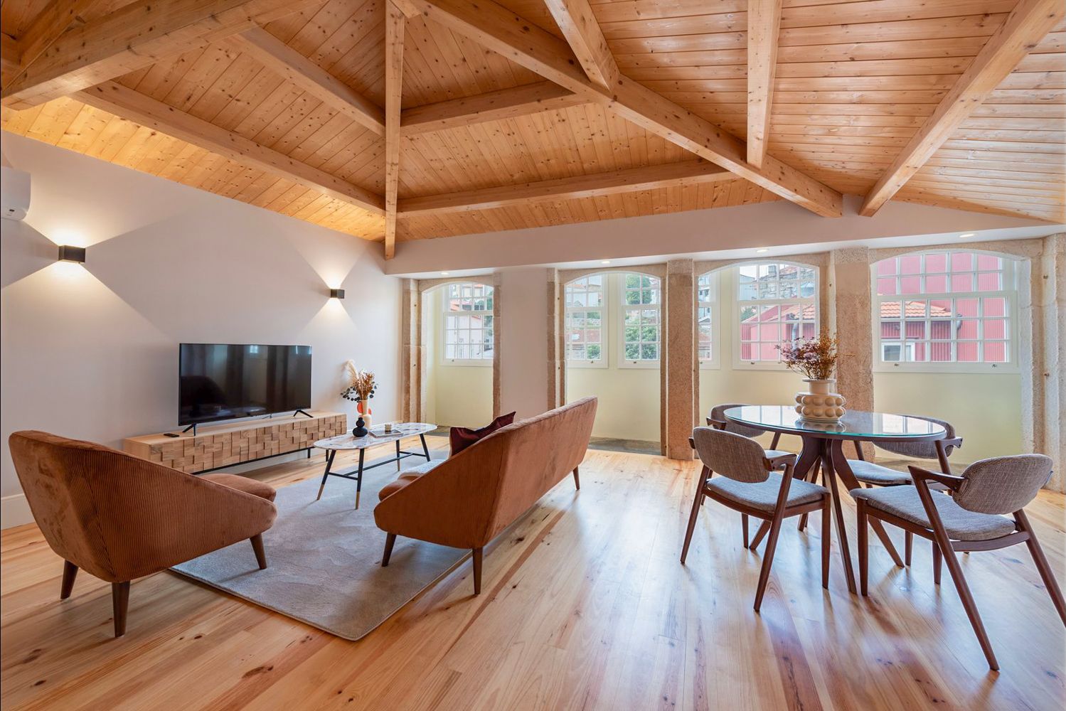 Apartamento Dourada Alfama Portugal: 2-Bedroom Luxury Apartment Rental Porto with Spa on Historic