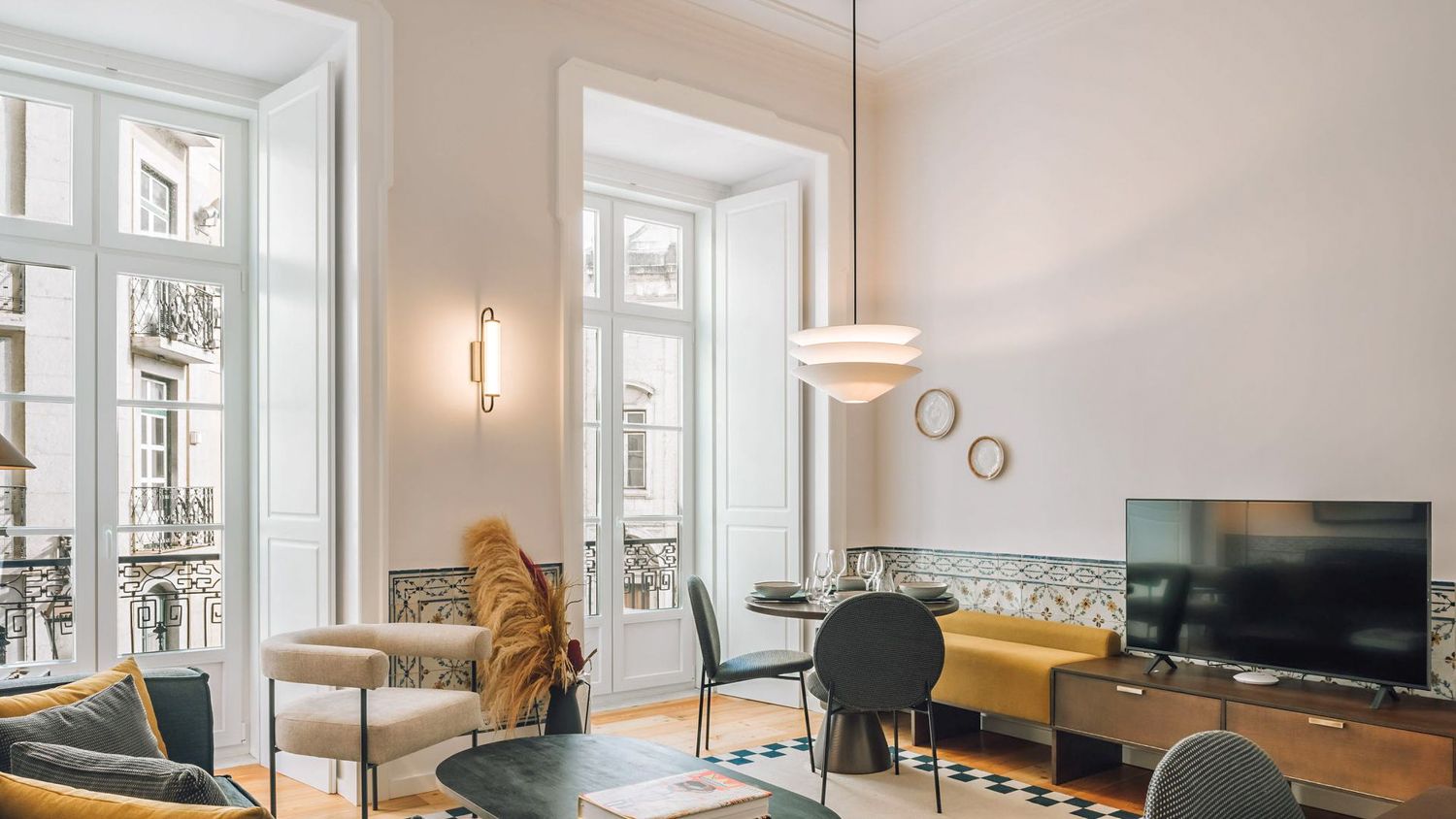 Apartamento Dourado Alfama Lisbon: 2 Bedroom Historic Lisbon Apartment with Spa Near São Jorge