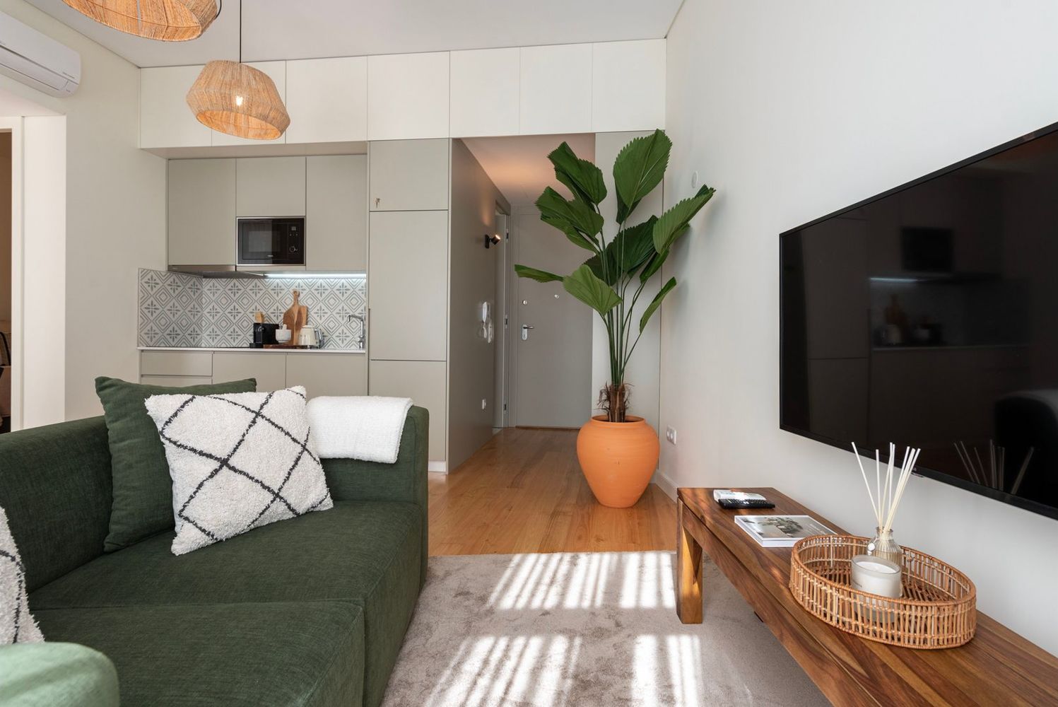 Apartamento Dourado Mouzinho Porto: 2-Bedroom Spa Retreat on Historic Rua das Flores | Luxury Ap