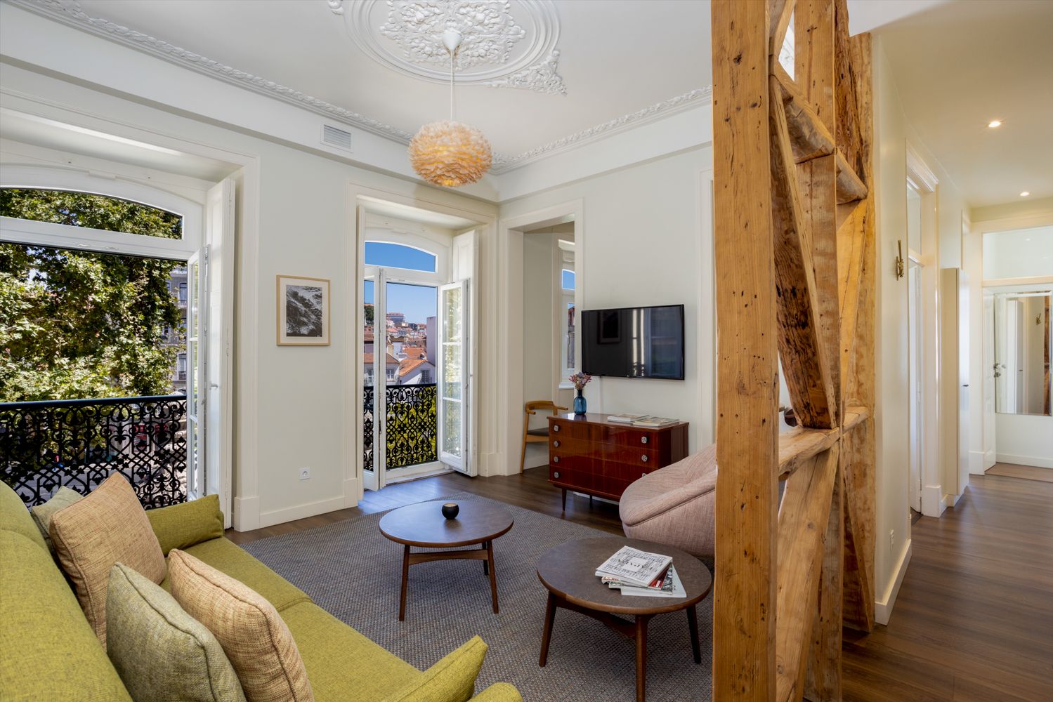 Apartamento Dourado Quelhas Lisboa: 2 Bedroom Design District Apartment with Spa in Lisbon, Port