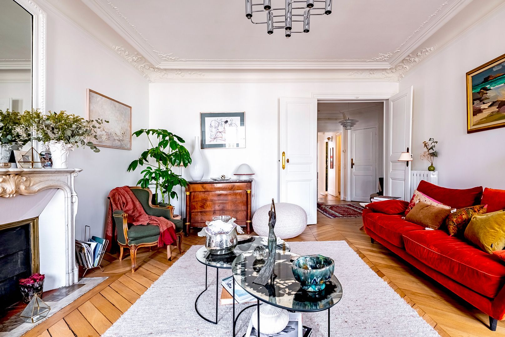 Appartement Lumière Canal Saint-Martin Paris: 2-Bedroom Canal Saint-Martin Retreat with Spa and Fireplace
