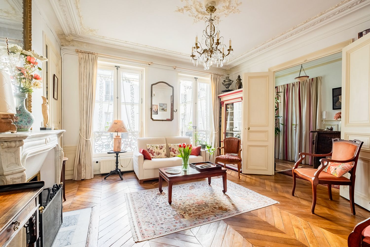 Appartement Lumière Madeleine Paris: 4-Bedroom Duplex with Spa Near Madeleine | Luxury Apartment