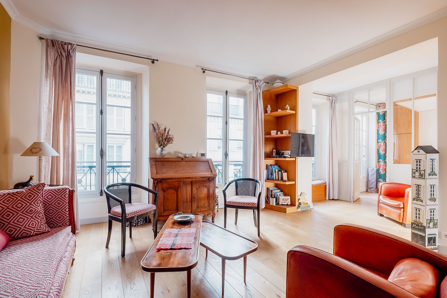 Appartement Lumière Sacré-Cœur Paris: 2-Bedroom Luxury Apartment Rental Paris with Spa Near Palais