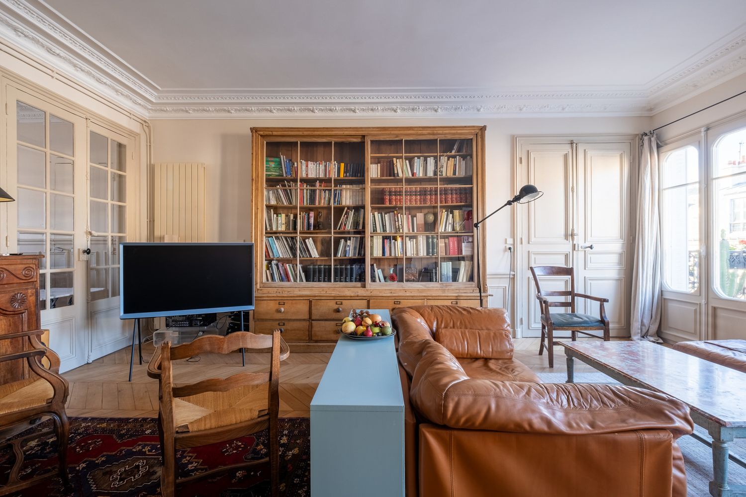 Appartement Lumière Turenne Paris: 2-Bedroom Marais District Gem with Spa & Fireplace in Paris