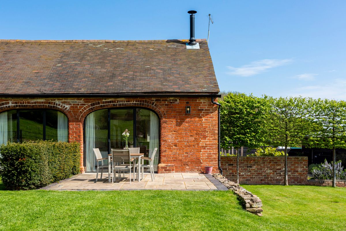 Barn Golden Eastnor Ledbury: 2-Bedroom Luxury Barn Rental with Shared Pool and Countrysid