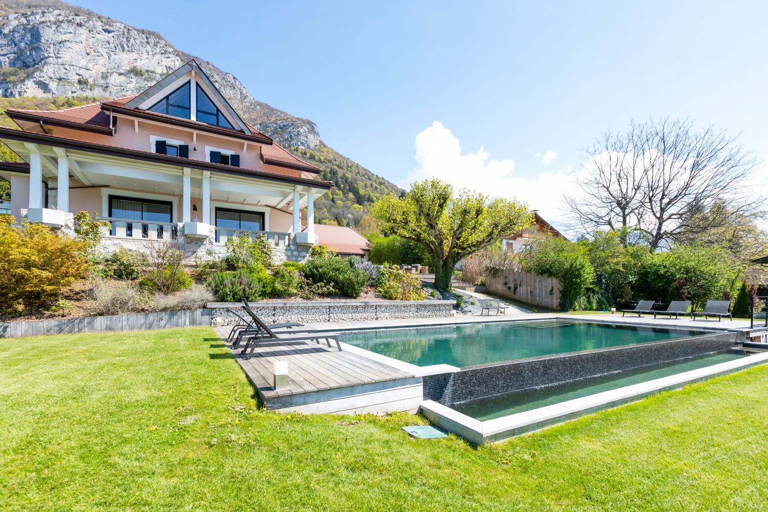 Chalet Azuréen Chavoire Annecy: 5-Bedroom Lakefront Chalet with Mountain Views in Veyrier-du