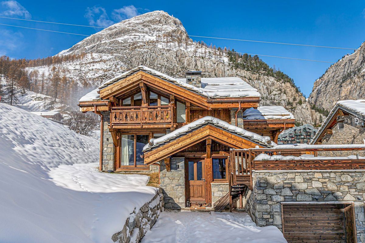 Chalet Lumière Bellevarde Val d’Isère: 5-Bedroom Ski-In Alpine Retreat with Sauna and Spa in Val d’