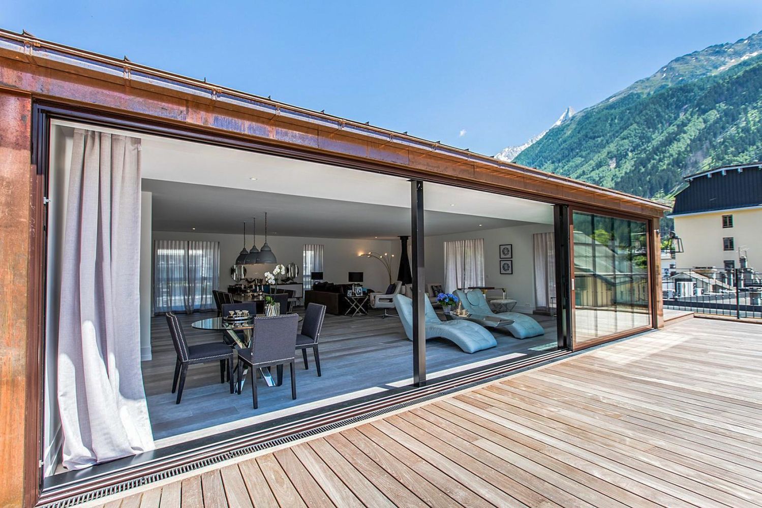Chalet Lumière Brévent Chamonix: 4-Bedroom Duplex Penthouse with Spa in the Heart of Chamonix