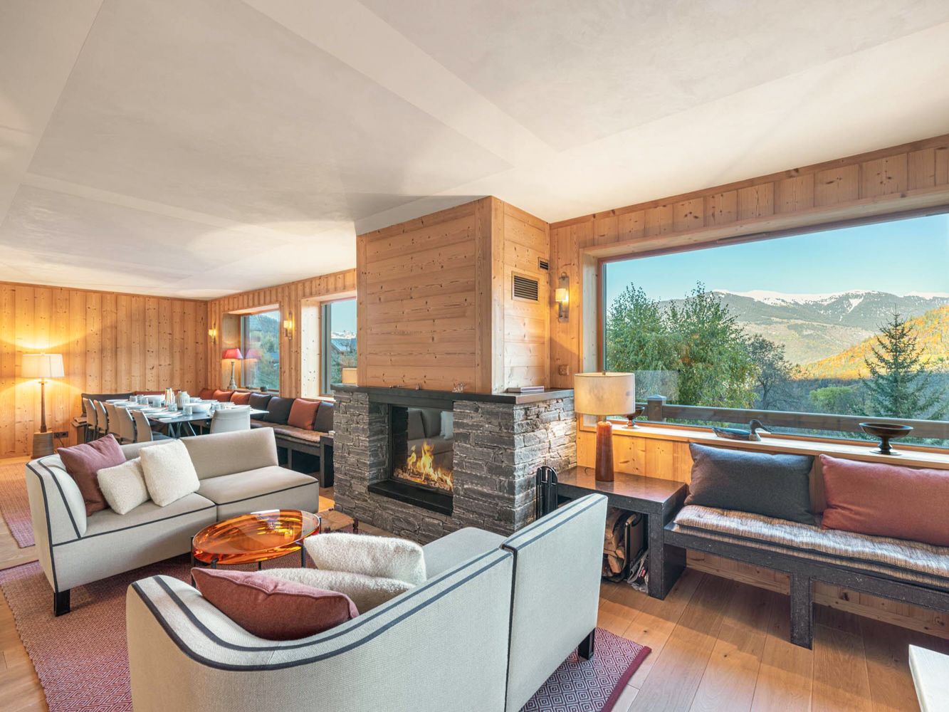 Chalet Lumière Burgin Méribel: 6-Bedroom Ski-In Luxury Chalet Rental in Meribel, 3 Valleys