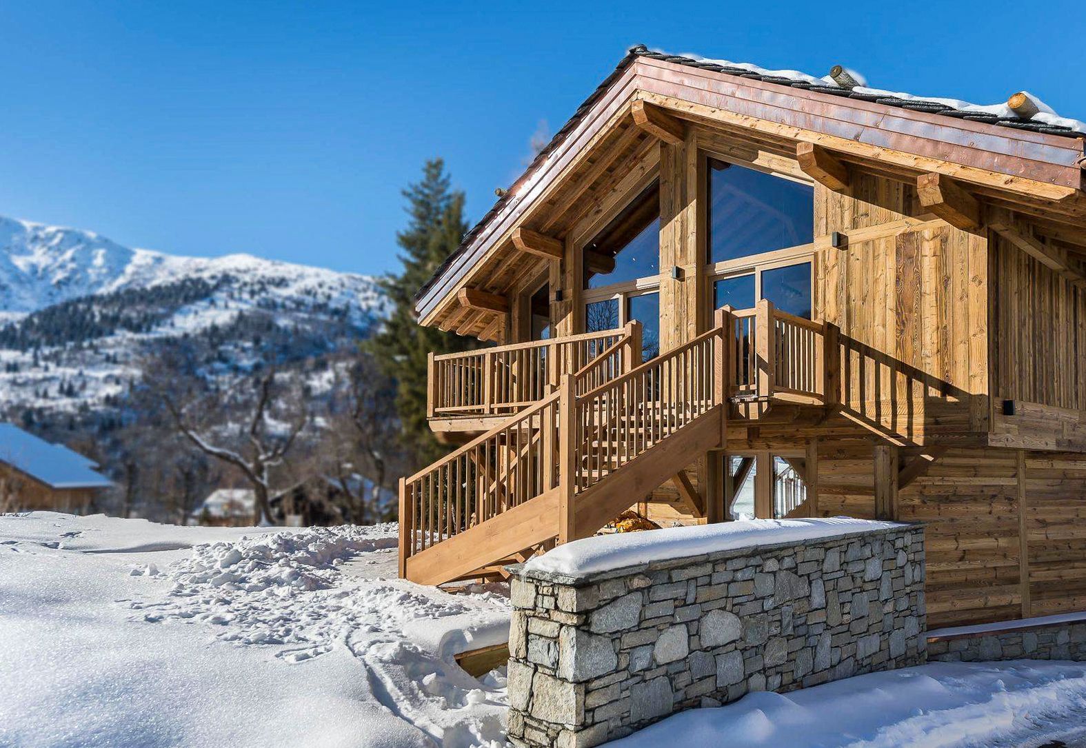 Chalet Lumière Ronzuel Méribel: 6-Bedroom Spa Ski Chalet with Hot Tub and Sauna in Meribel,