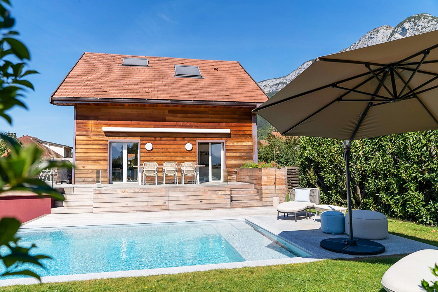 Château Azuré Chavoire Annecy: 4-Bedroom Lakefront Villa with Private Pool and Mountain Vie