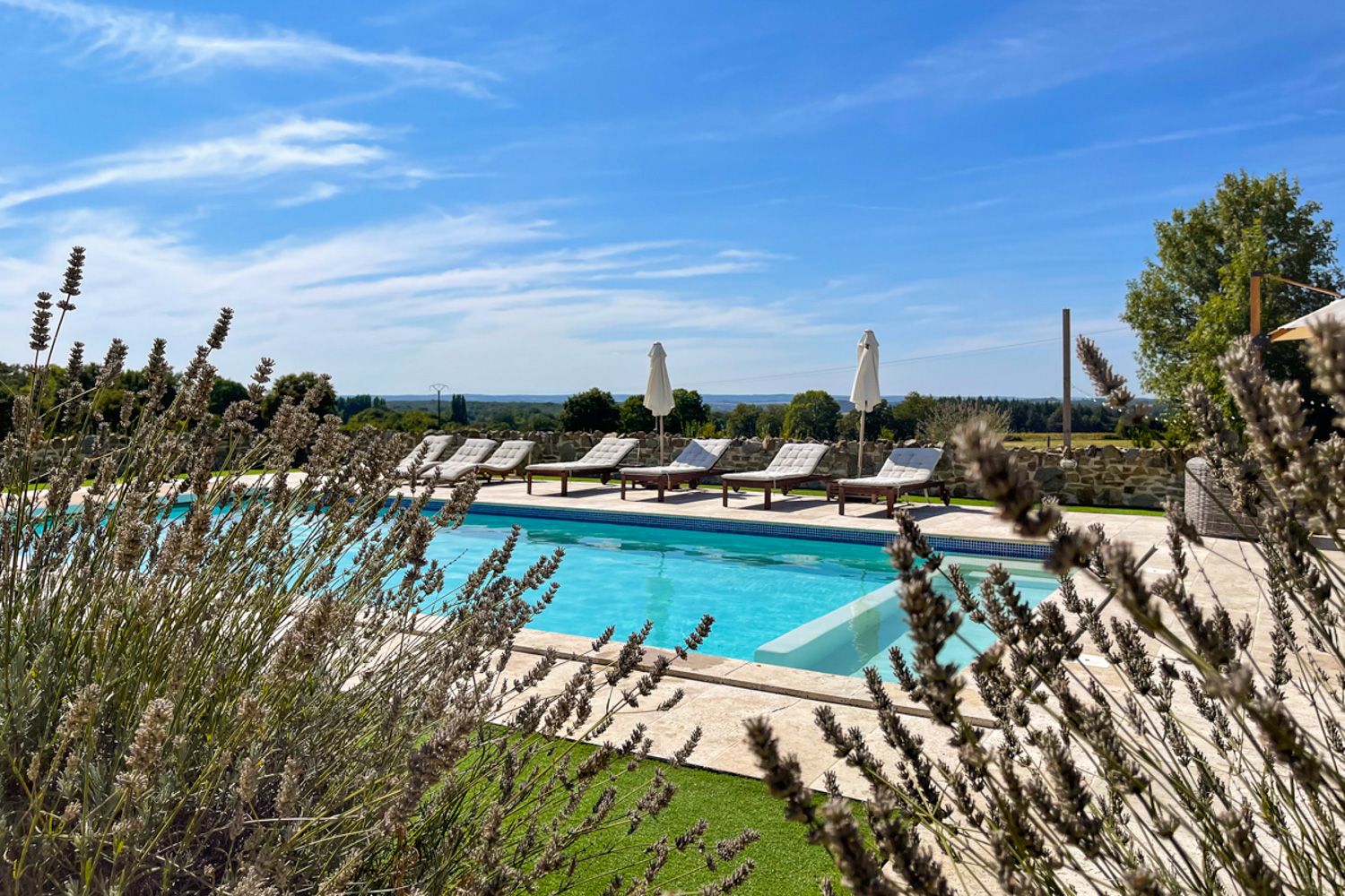 Château Chouette Puyraud Étouars: 5-Bedroom Converted Barn with Heated Pool & Panoramic Views