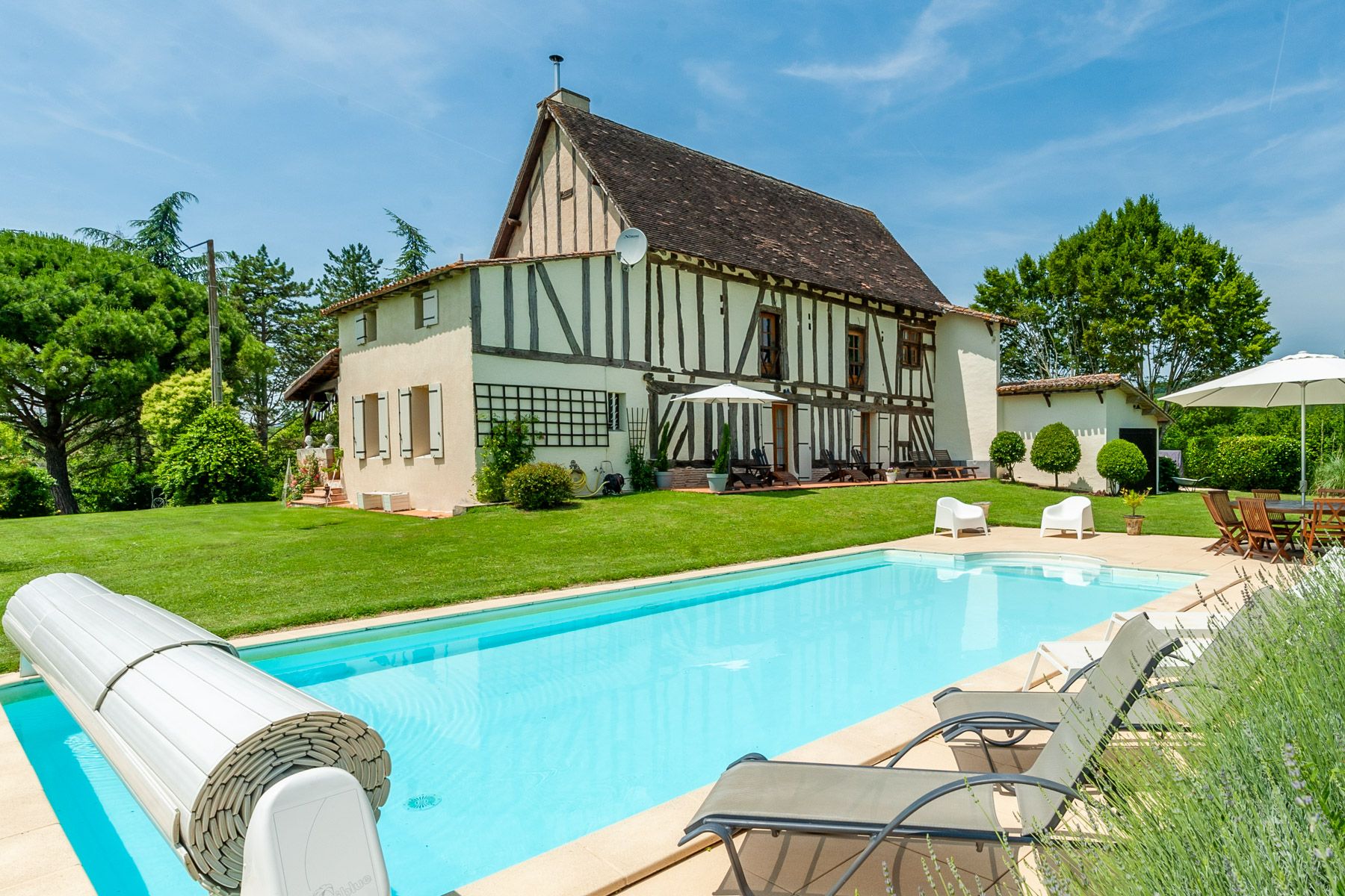 Château Doré Chapoux Aquitaine: 4-Bedroom Historic Countryside Villa with Heated Pool in Aqu