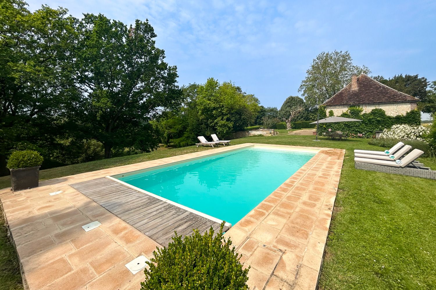 Château Doré Grandchamp Chablis: 7-Bedroom Château with Heated Pool and Tennis Court in Burgu