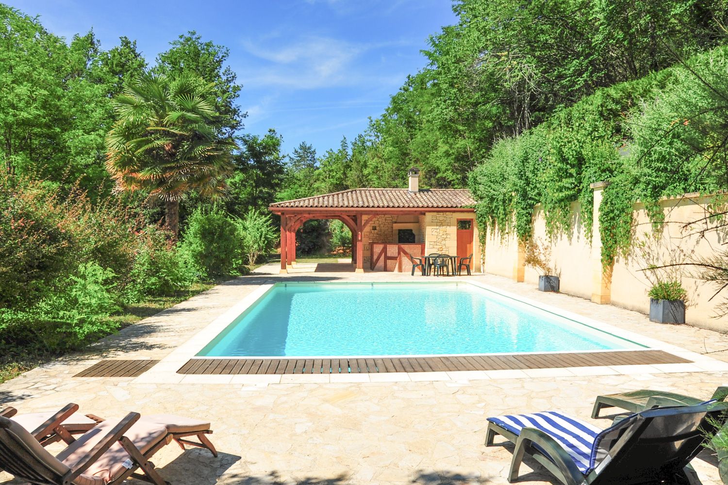 Château Doré Pécharmant Dordogne: 5-Bedroom Historic Tower Villa with Heated Pool & Valley Vie