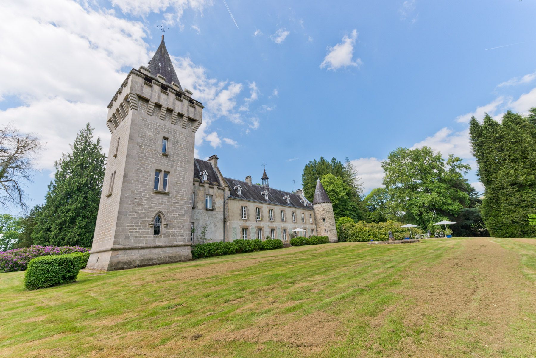 Château Doré Solignac Limoges: 8-Bedroom Château with Spa & 22 Hectares of Parkland in Limo