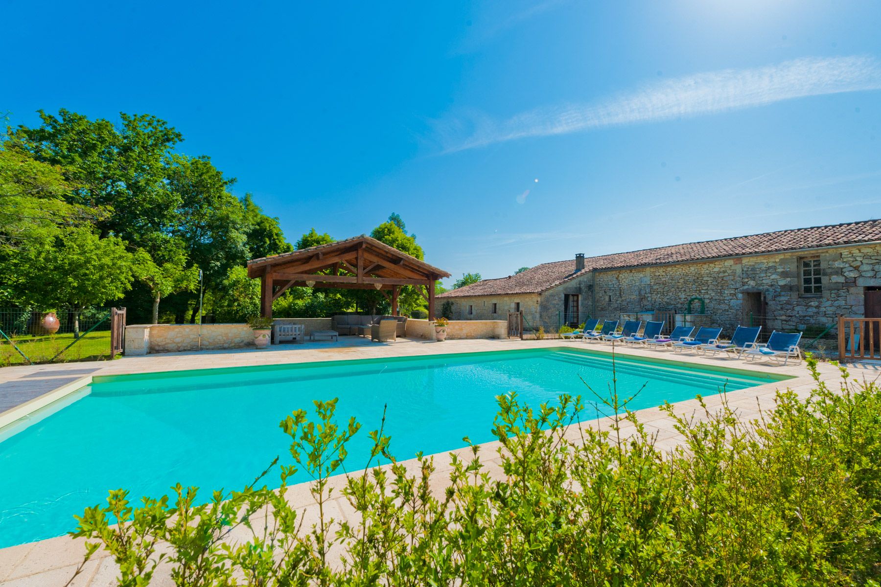 Château Dorée Cogulot Dordogne: 4-Bedroom Château with Heated Pool, Spa & Tennis Court in Do
