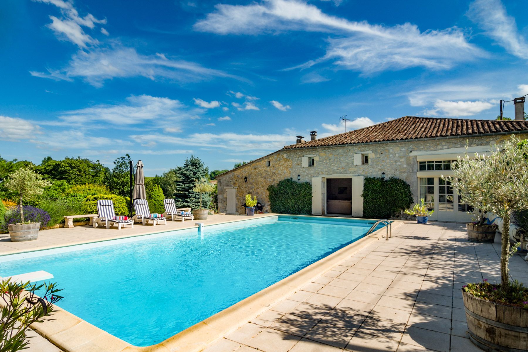 Château Dorée Lamonzie Bergerac: 5-Bedroom Farmhouse with Heated Pool & Spa in Aquitaine, Fra