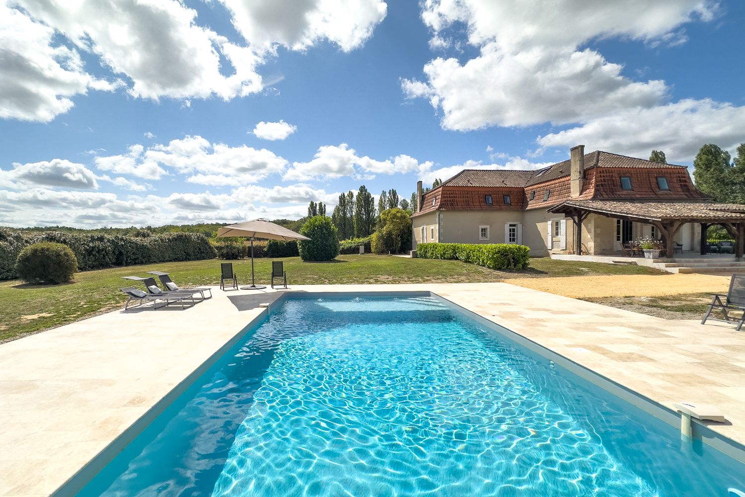 Château Dorée Mespoule Dordogne: 5-Bedroom Villa with Private Pool, Spa & Tennis Court in Dor