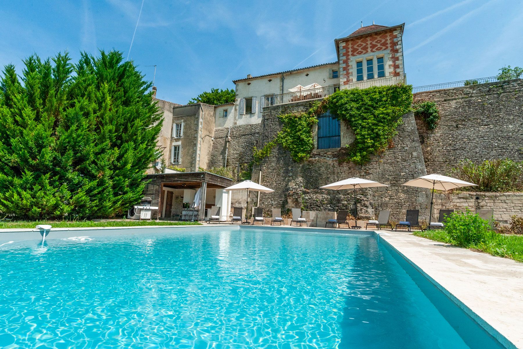Château Dorée Milandes Dordogne: 6-Bedroom Château with Heated Pool, Spa & Tennis Court in Do