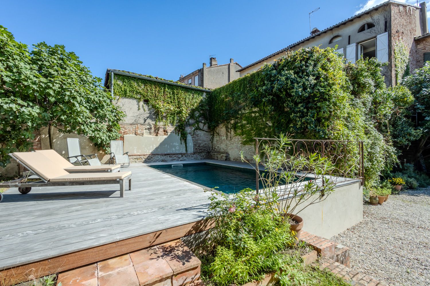 Château Émeraude Larroque Midi-Pyrénées: 5-Bedroom Historic Townhouse with Pool and Spa in Midi-Pyren