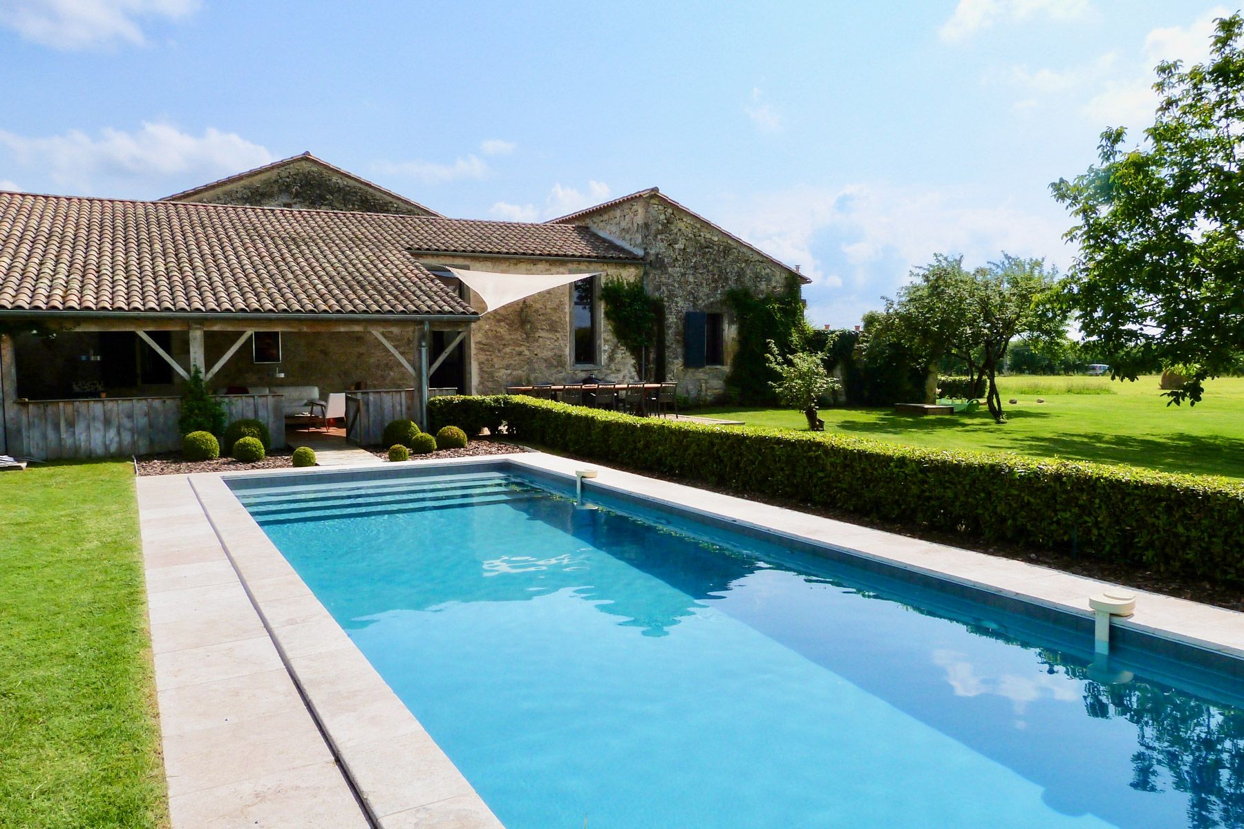 Château Lavande Mounicat Aquitaine: 4-Bedroom Restored Priory with Heated Pool and Tennis Court