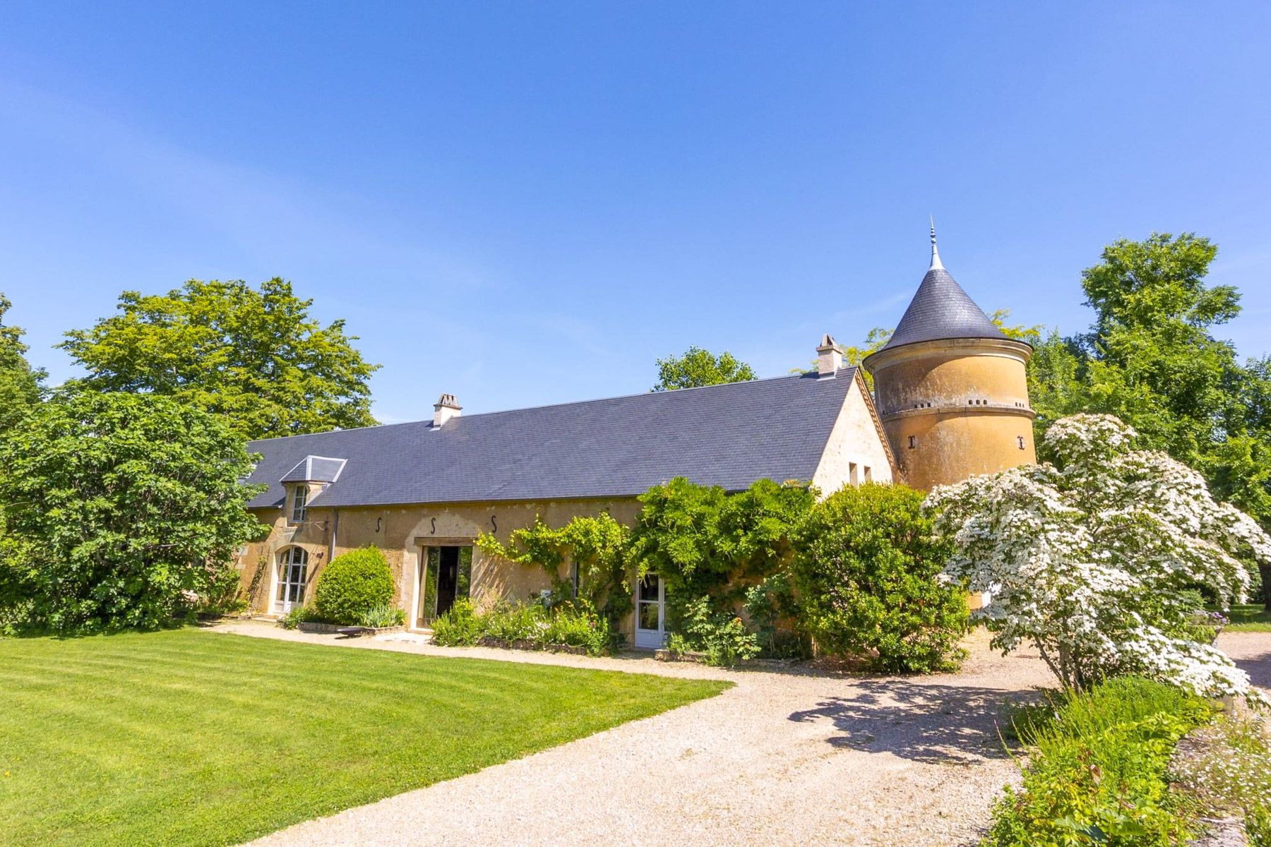 Château Lumière Alvère Dordogne: 10-Bedroom Historic Manor with Heated Pool & Tennis Court in