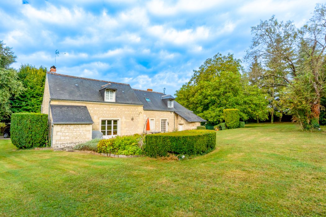 Château Lumière Beauregard France: 5-Bedroom Cottage with Heated Pool and Spa in Loire Valley F