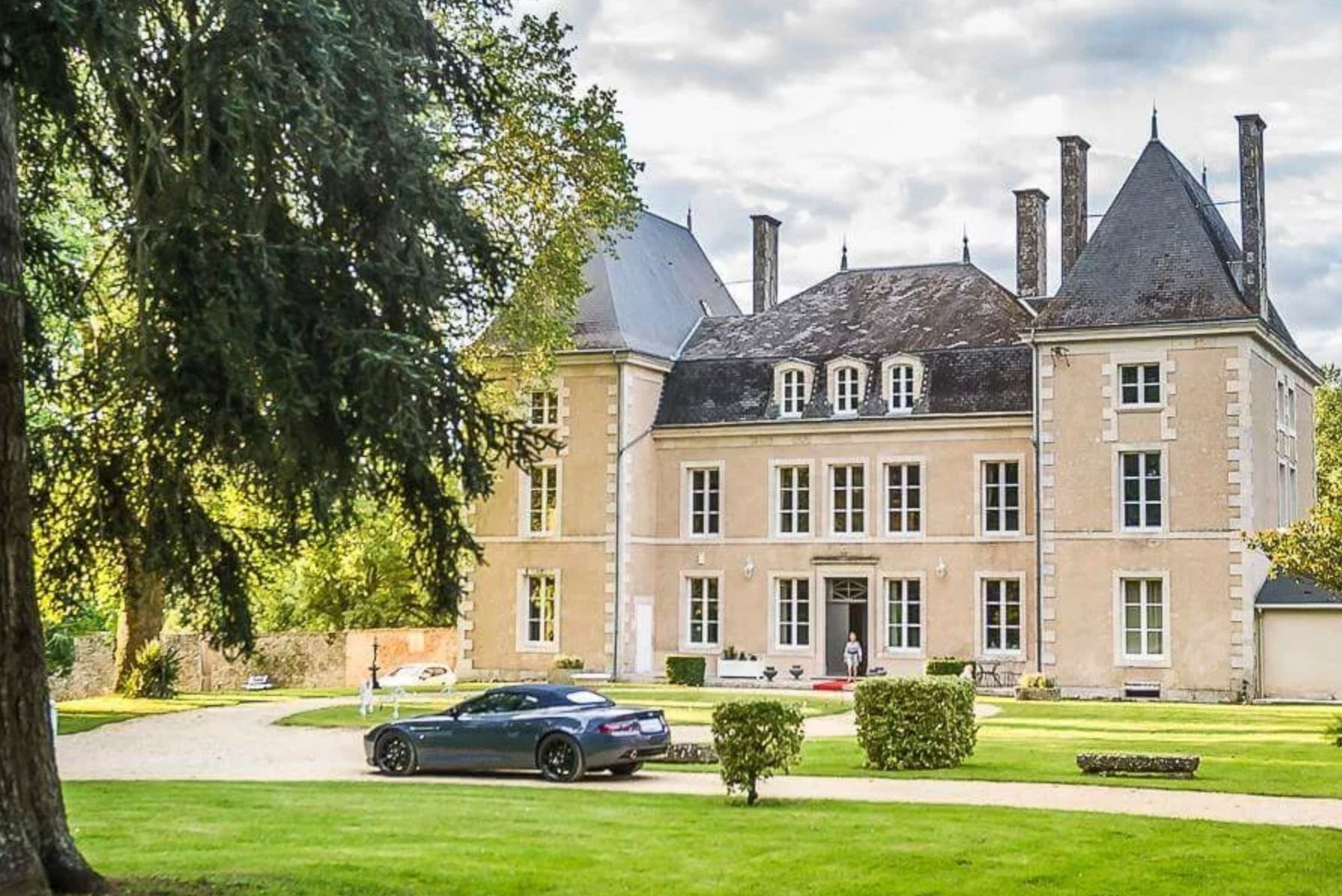 Château Lumière Boisbreteau Benest: 28-Bedroom Historic Château with Heated Pool and Spa in Bene