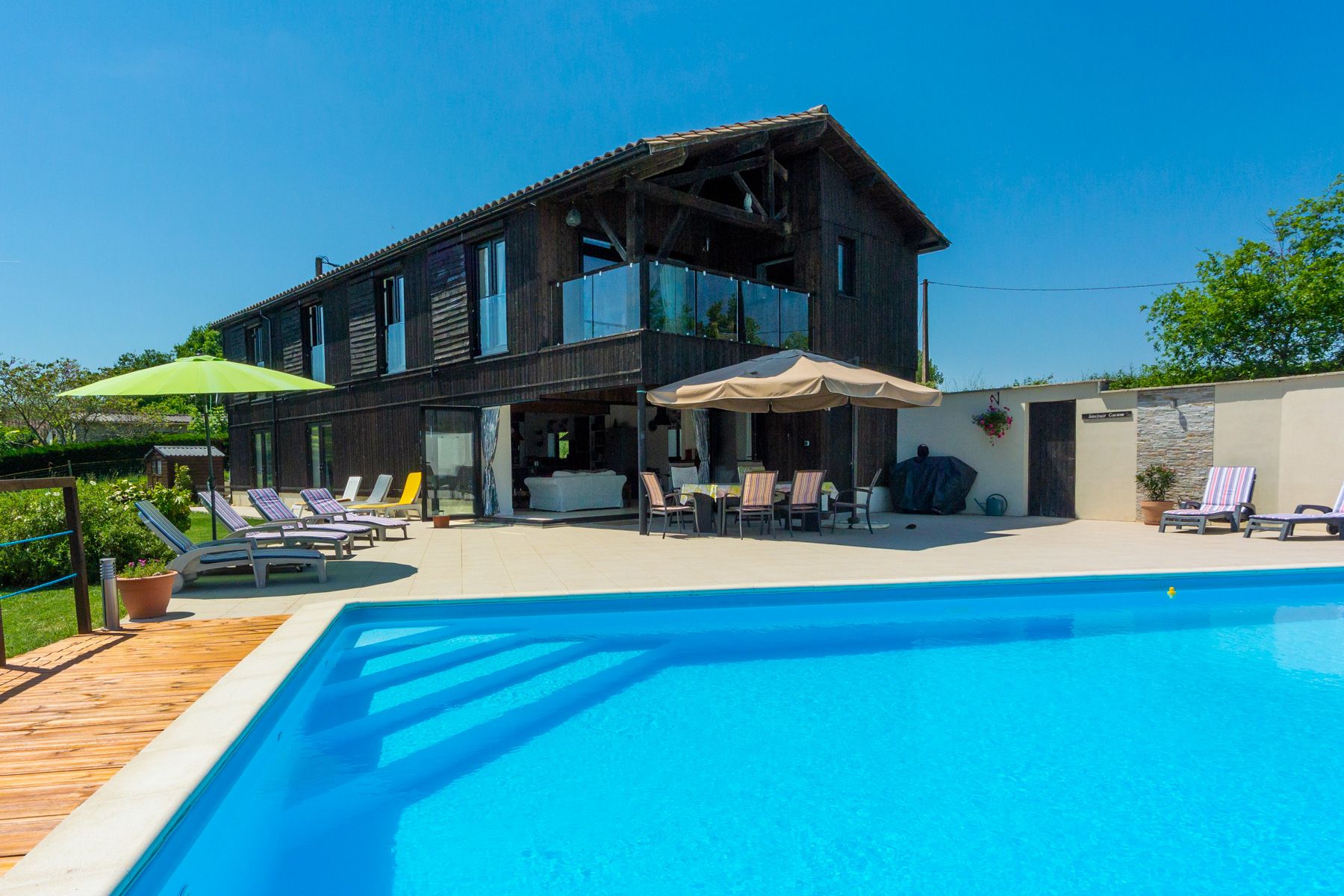 Château Lumière Carmes Aquitaine: 4-Bedroom Converted Barn with Private Pool and Spa in Aquita