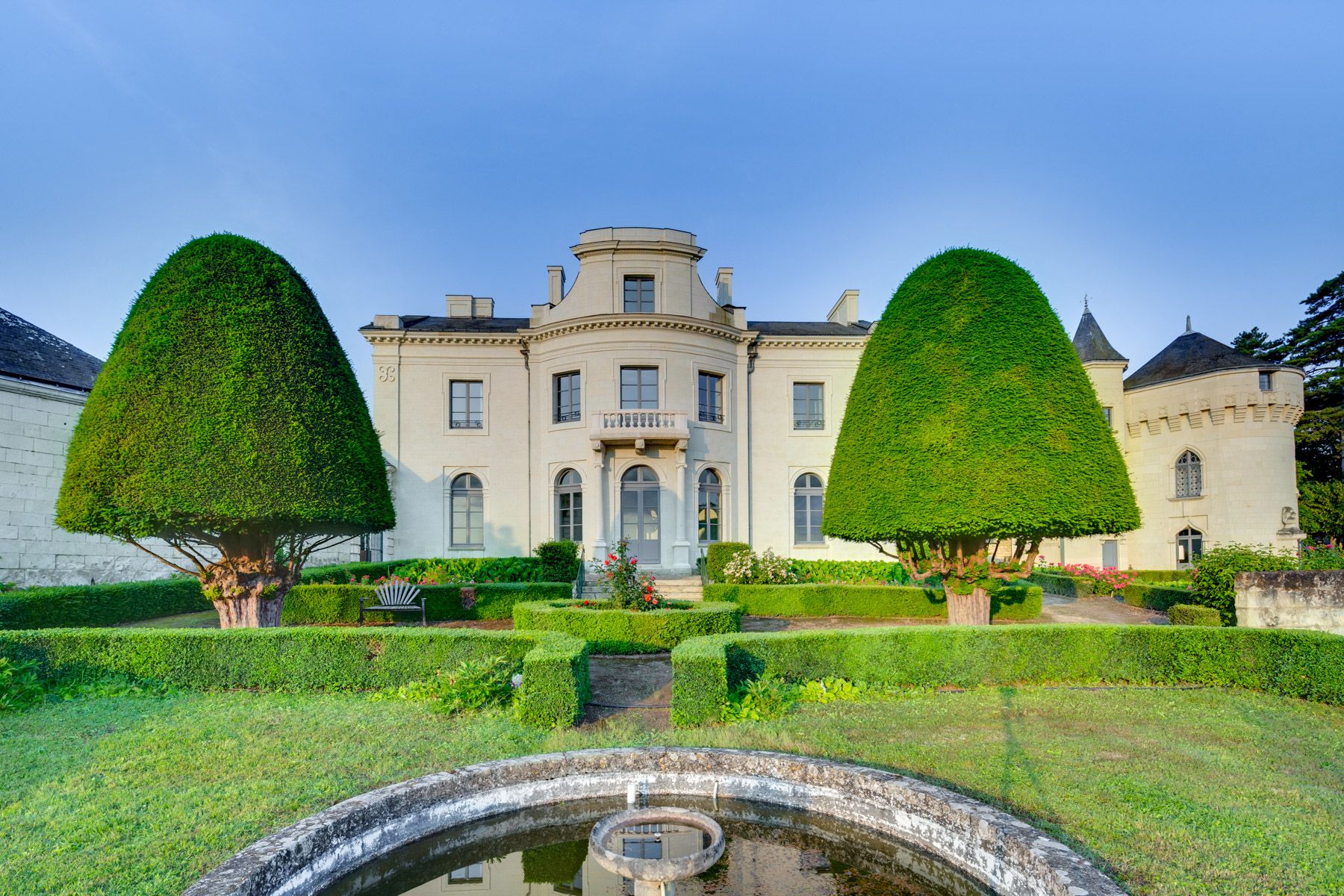 Château Lumière Chambord Loire: 7-Bedroom Château with Heated Pool and River Views in Loire