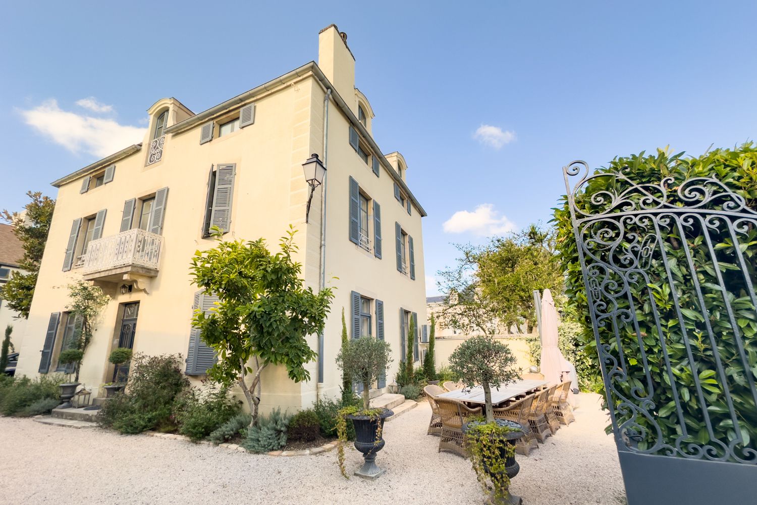Château Lumière Joigneaux France: 5-Bedroom Burgundy Wine Country Retreat with Spa in Meursaul
